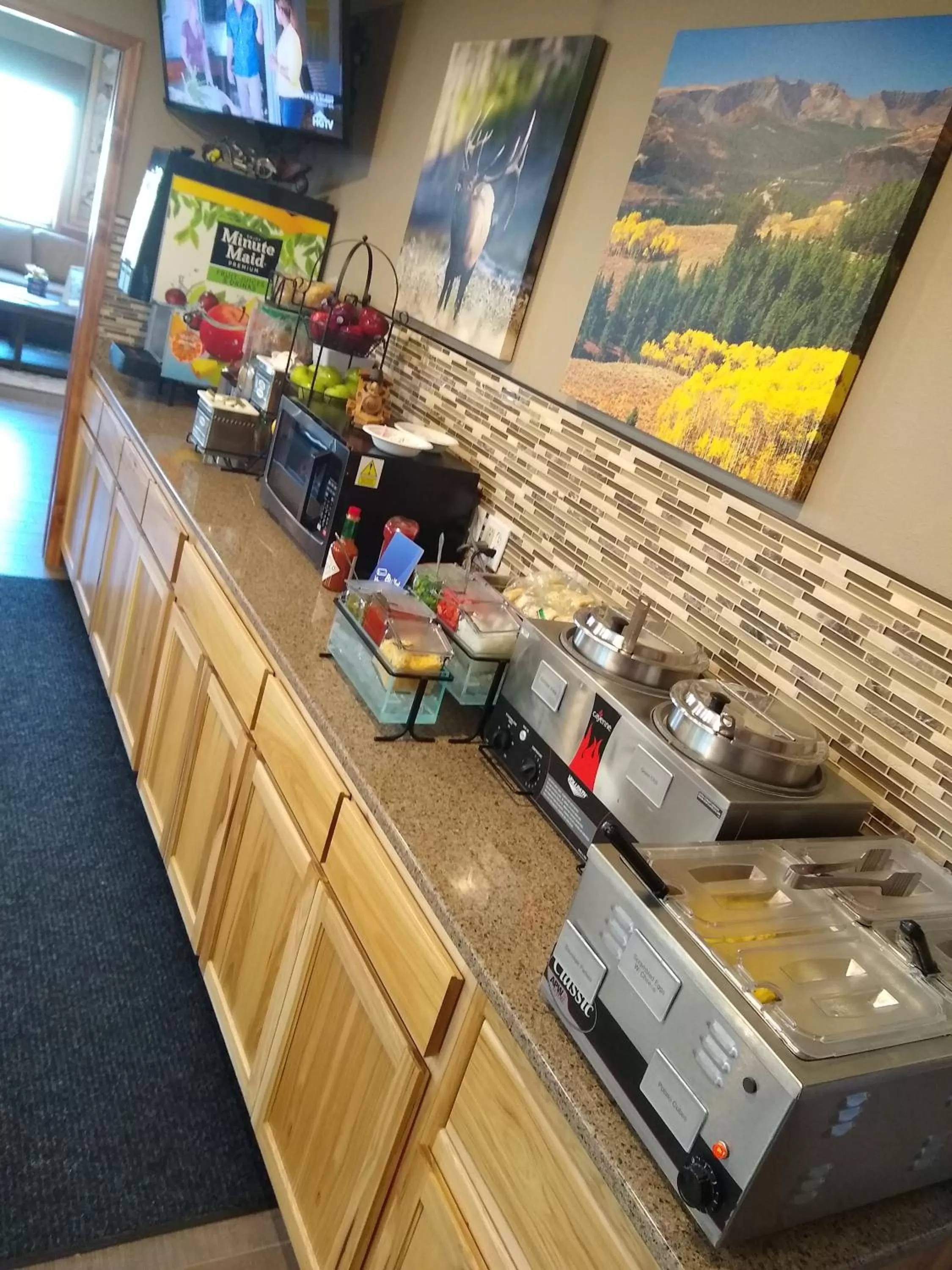 Buffet breakfast in Townhouse Motel