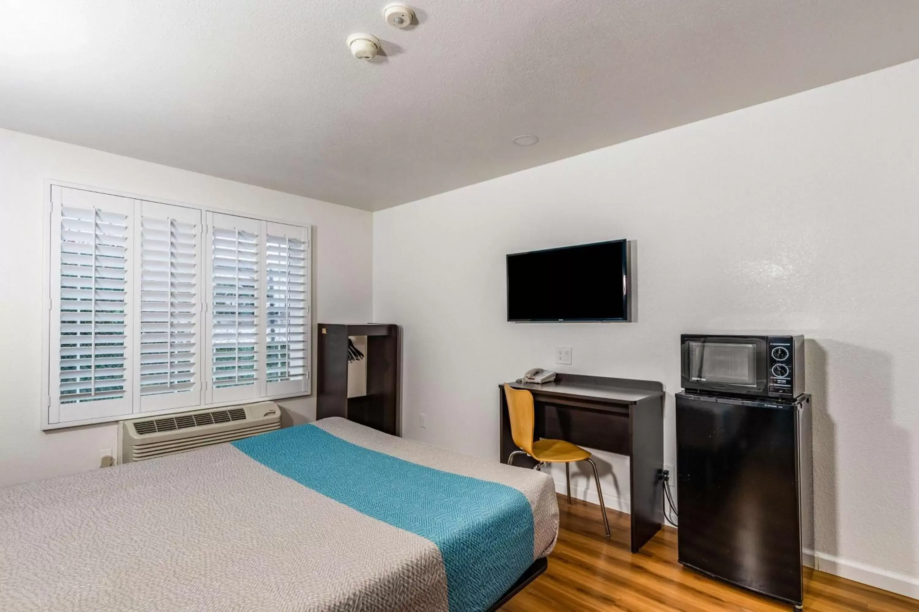 Queen Room - Disability Access - Non-Smoking in Motel 6-Fountain Valley, CA - Huntington Beach Area Queen Room - Disability Access - Non-Smoking in Motel 6-Fountain Valley, CA - Huntington Beach Area