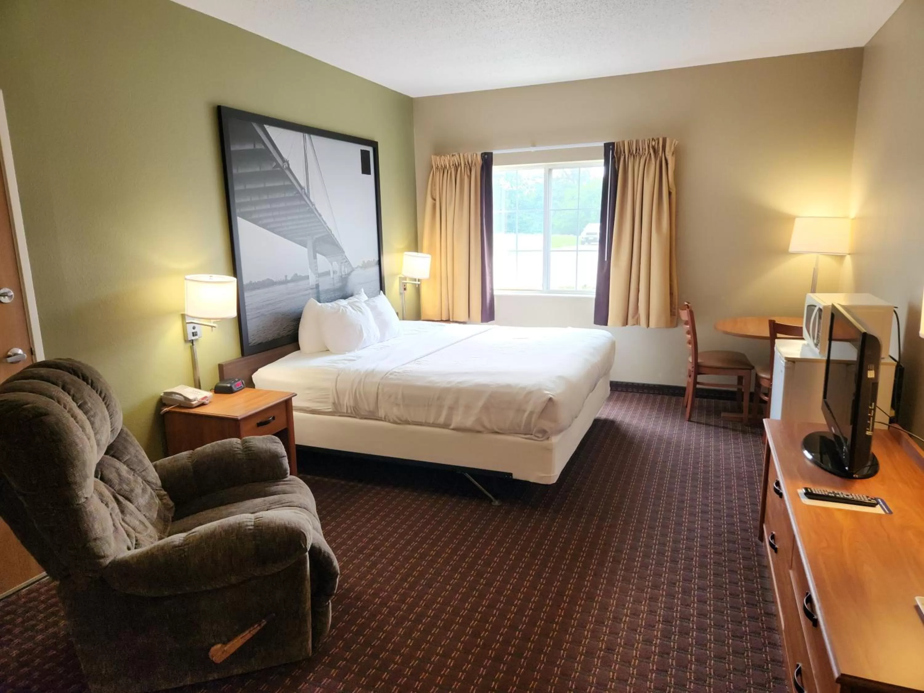 Photo of the whole room, Bed in Eagle Ridge Inn