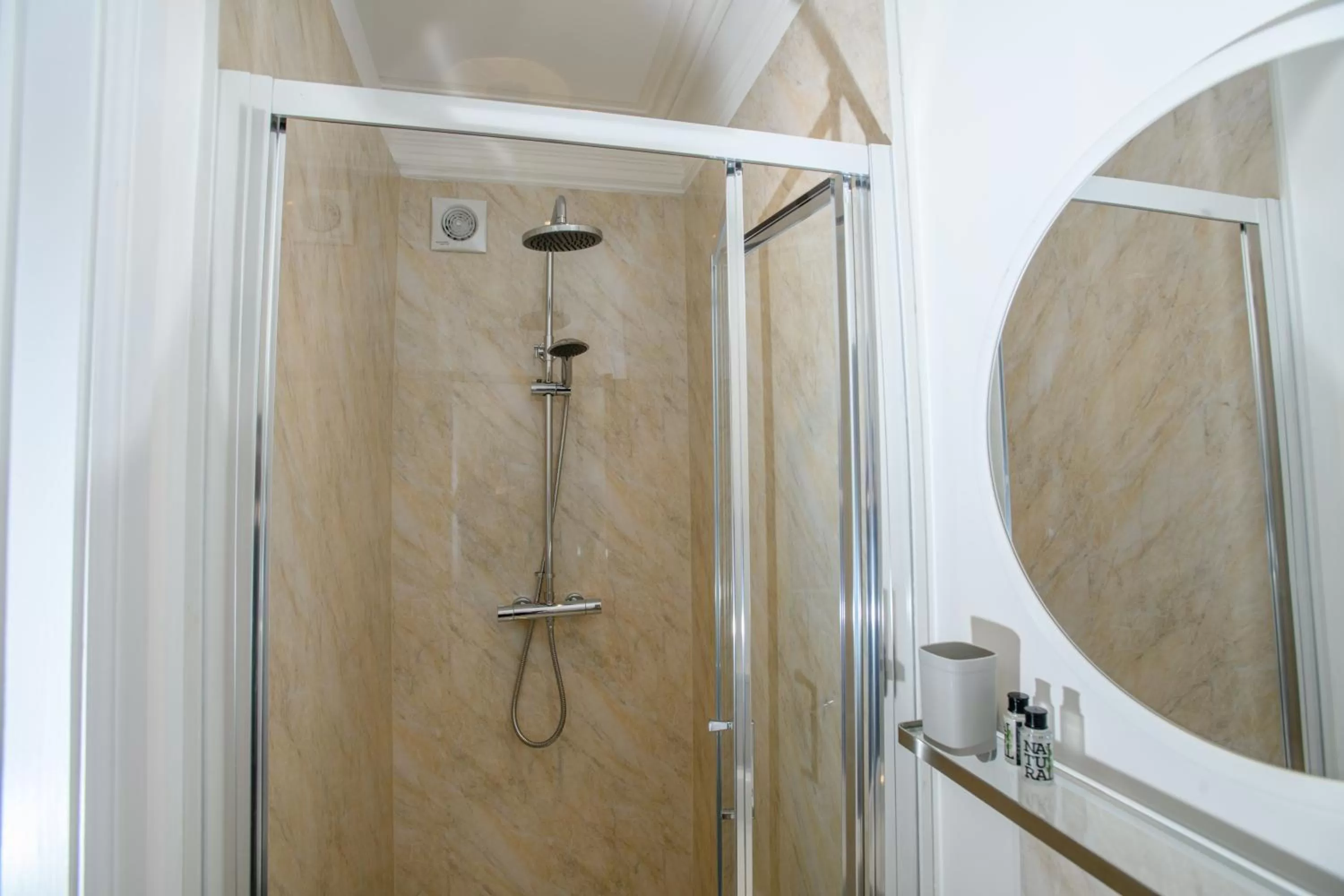 Shower in Tavmar Accommodation