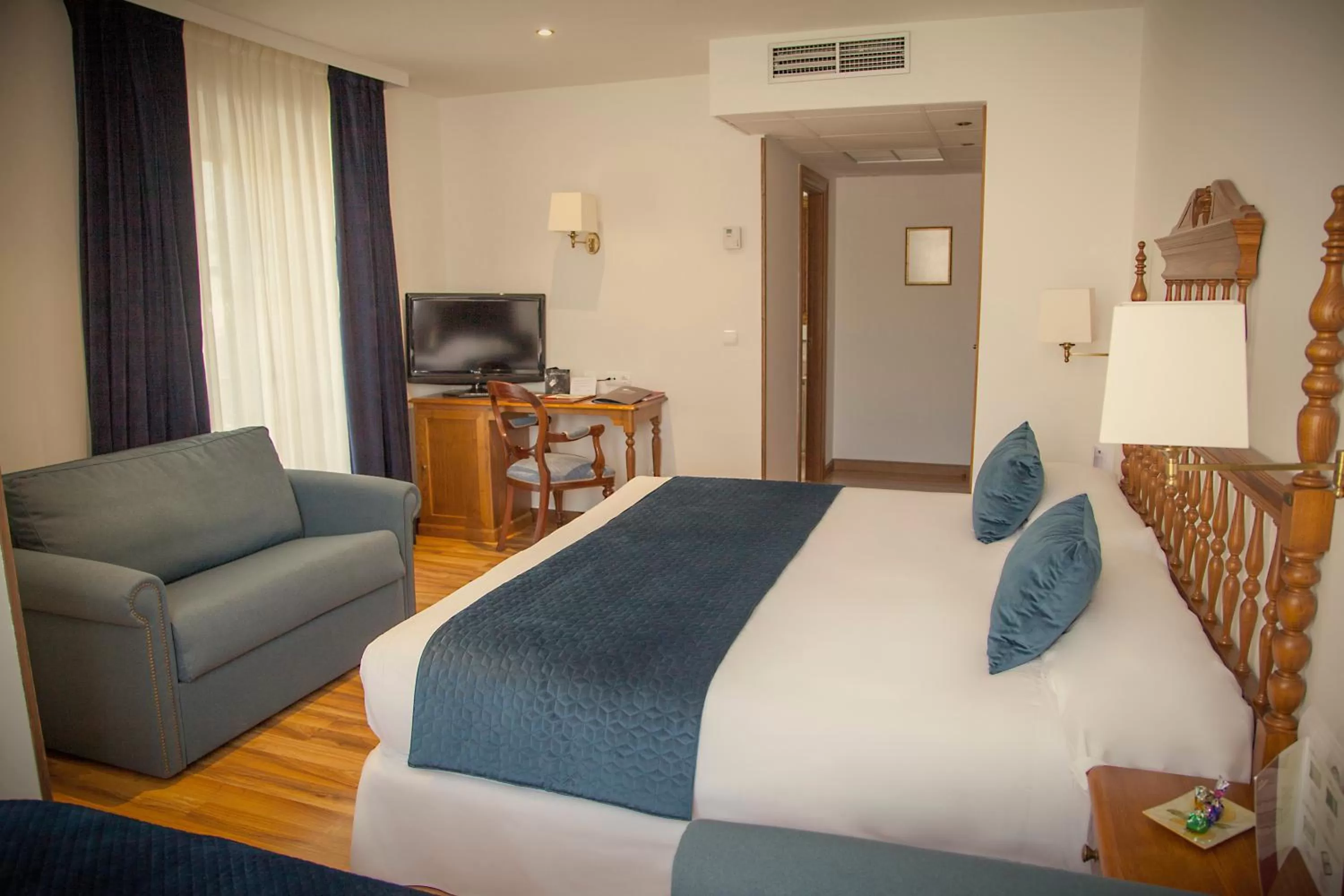 Photo of the whole room, Bed in Palacio Azcárate Hotel