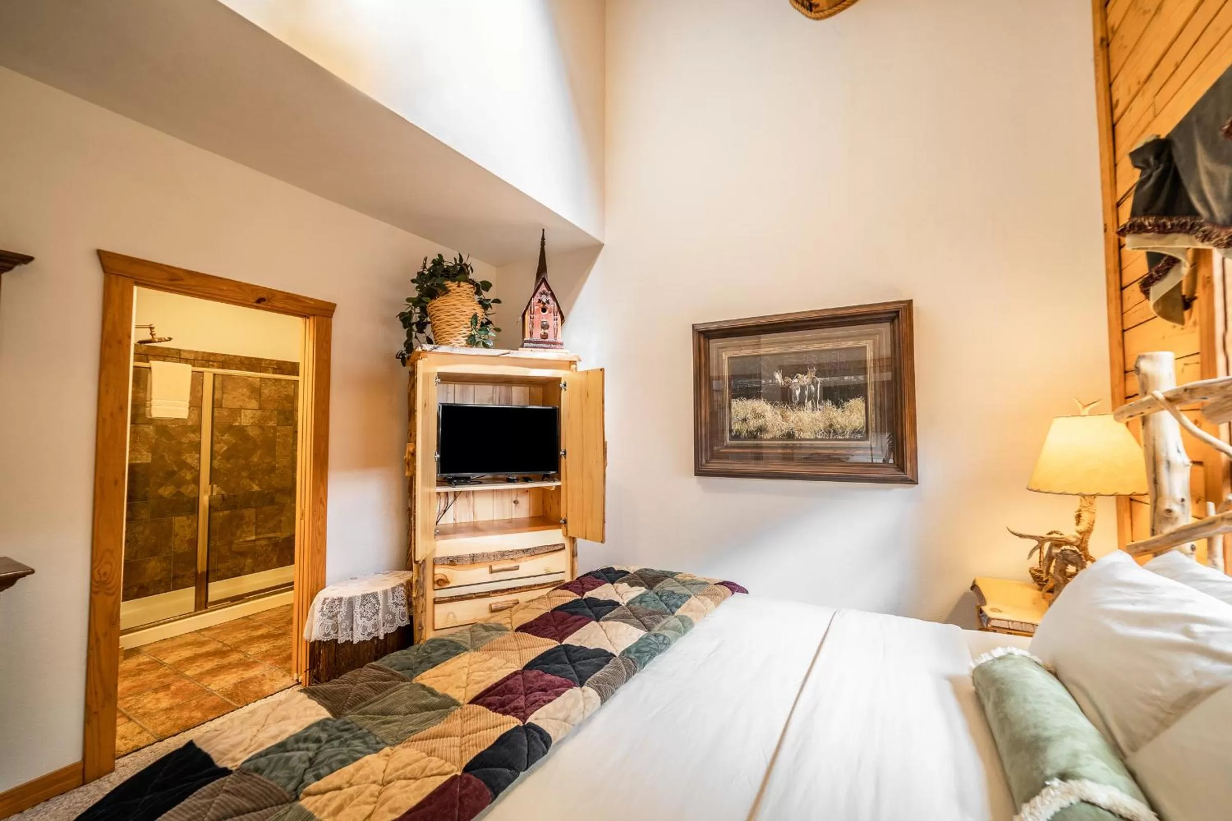 Bathroom, Bed in Cabins at Grand Mountain