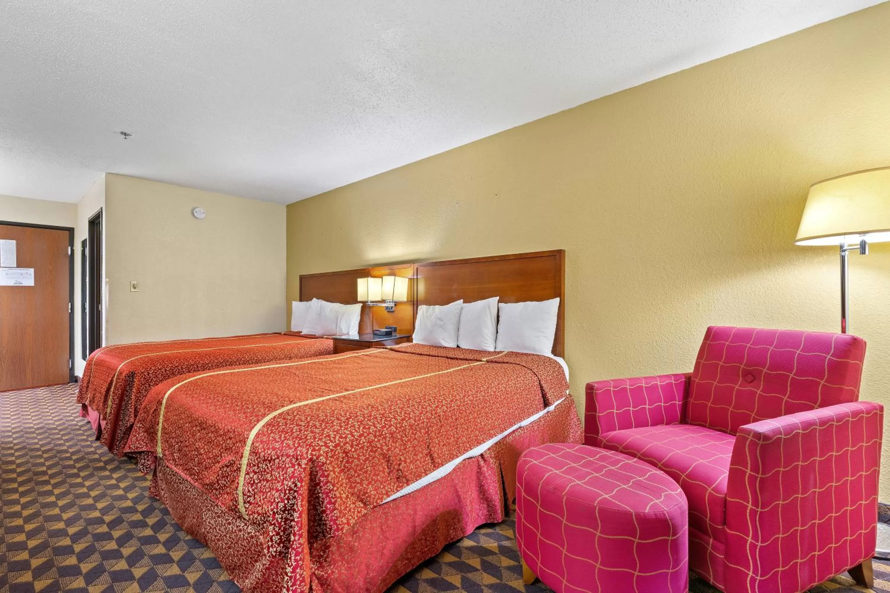 Bedroom, Bed in Geneva Motel