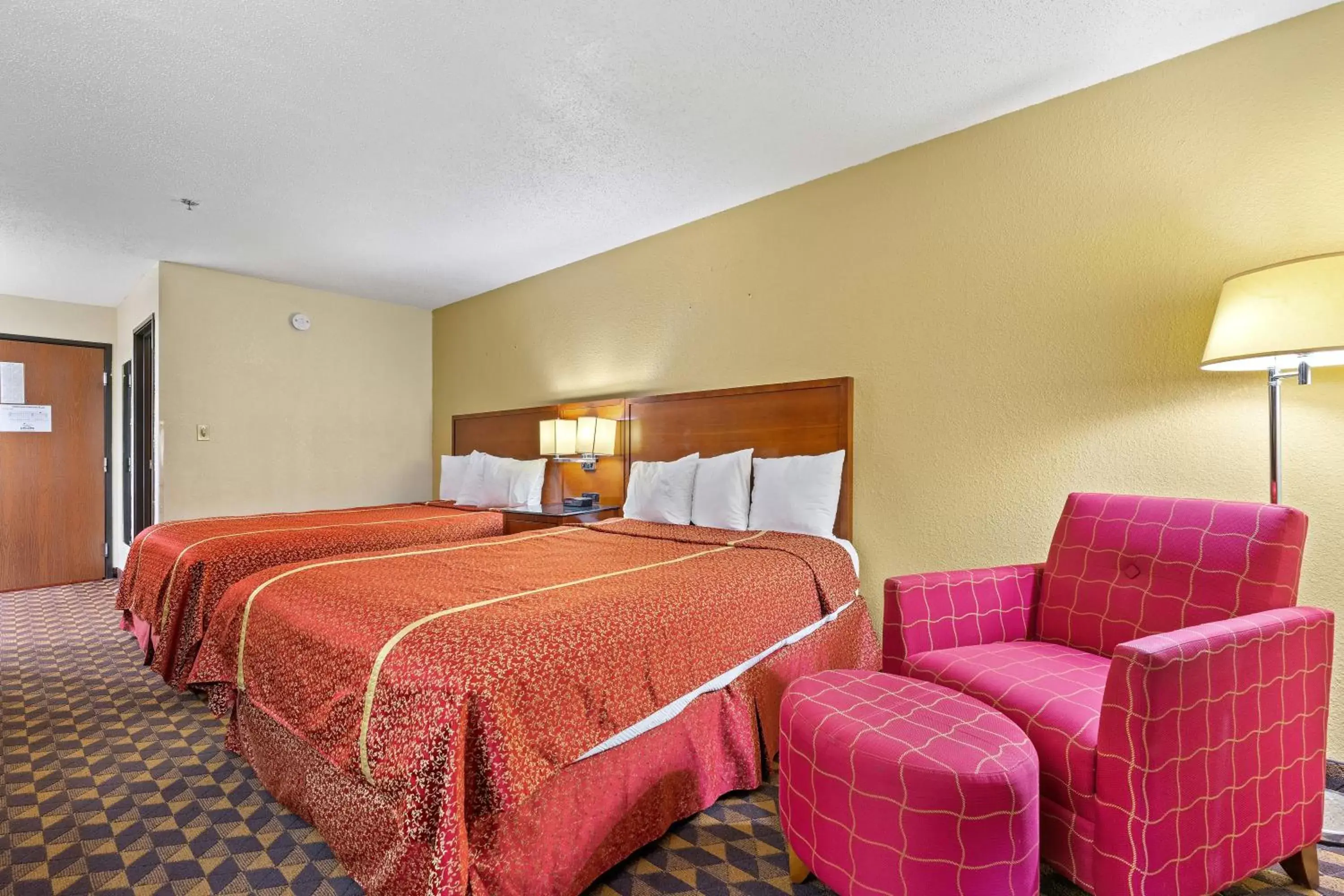 Queen Room with Two Queen Beds - Non-Smoking in Geneva Motel Queen Room with Two Queen Beds - Non-Smoking in Geneva Motel