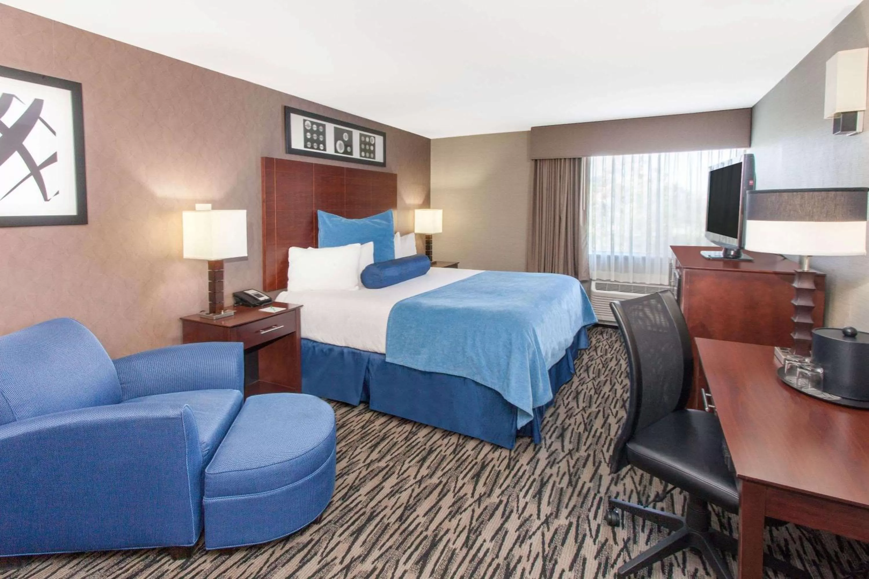 Photo of the whole room, Bed in Wyndham Garden Elk Grove Village - O'Hare