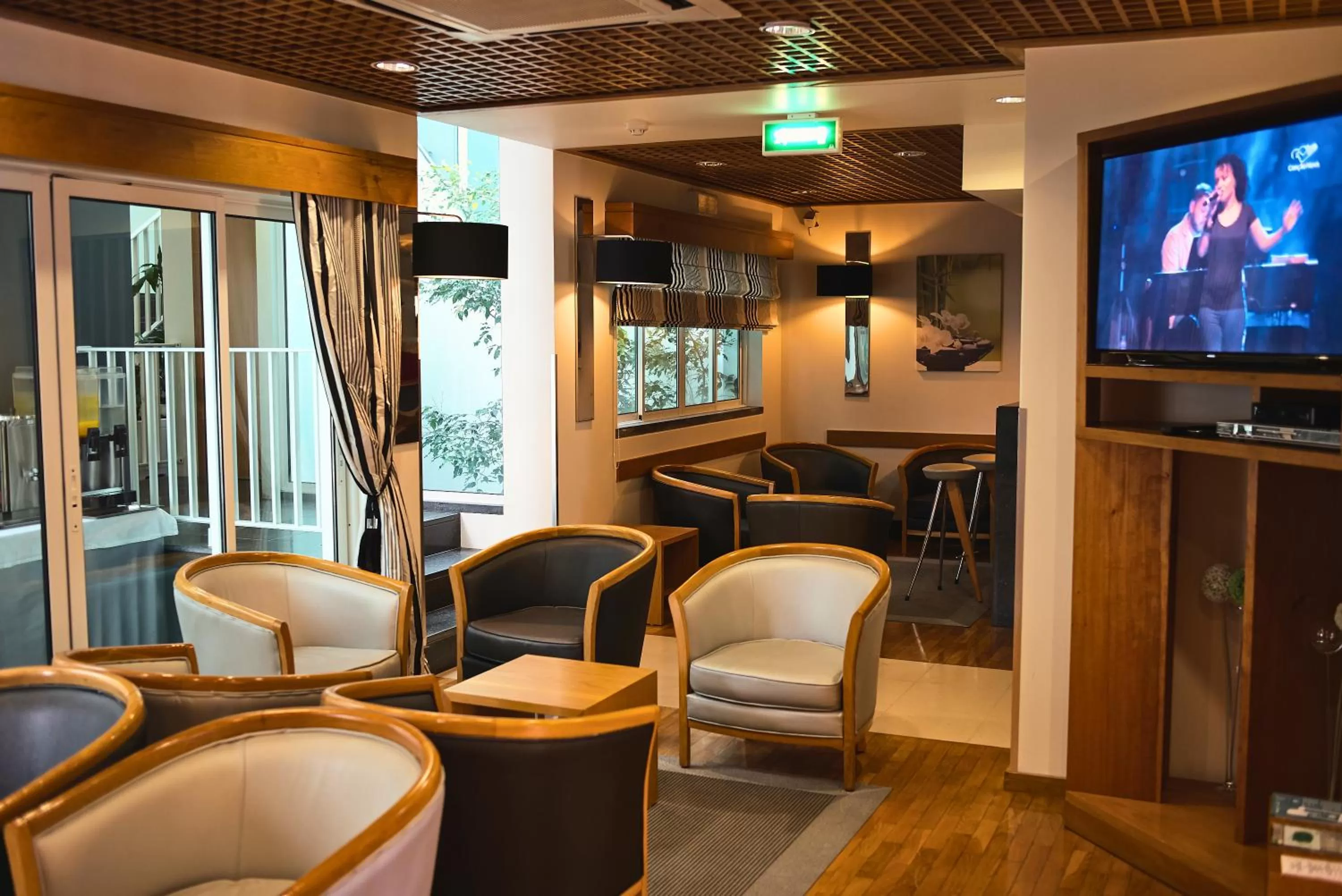 Communal lounge/ TV room in Hotel Varandas do Atlântico by RIDAN Hotels