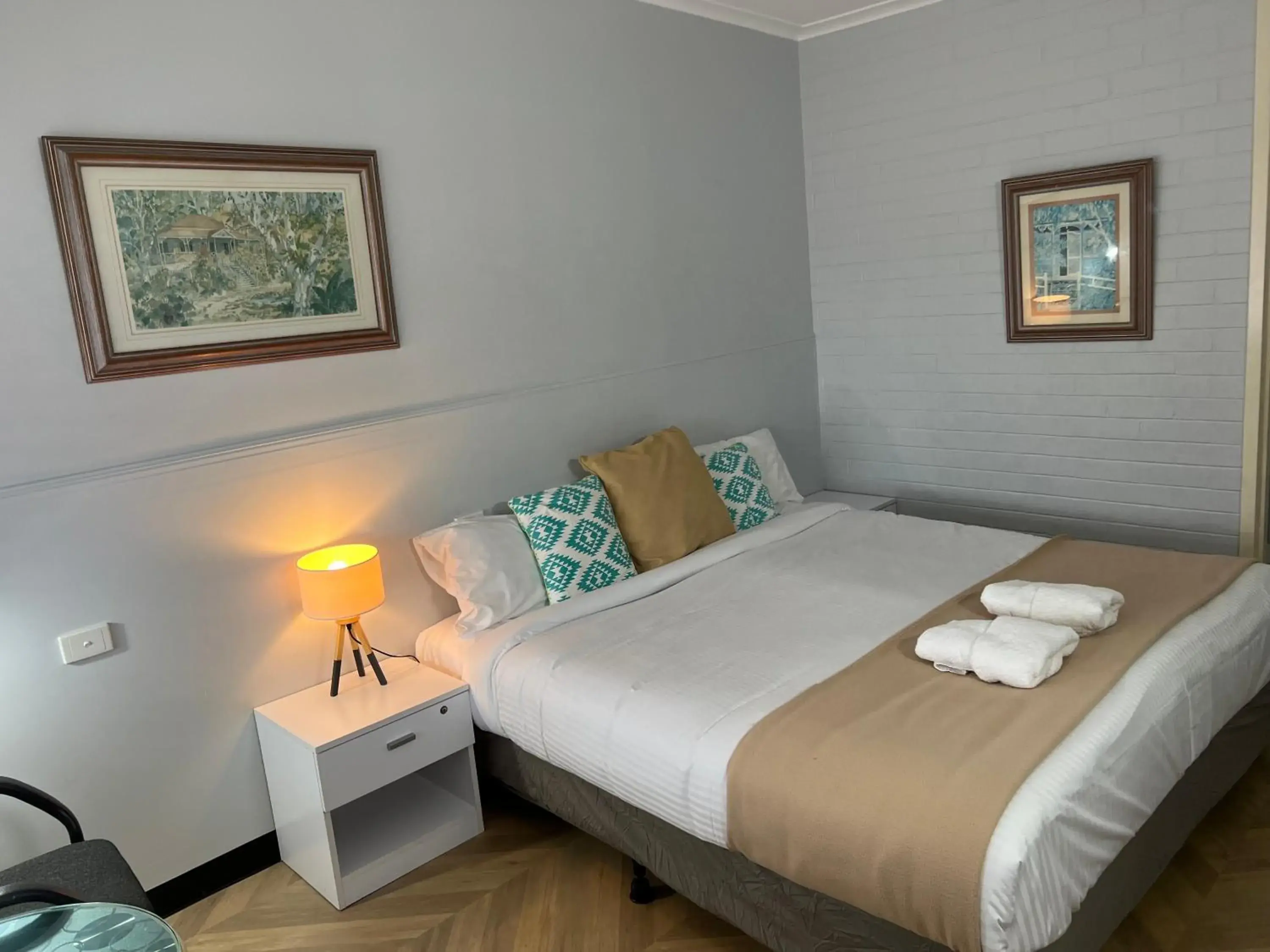 King Room (Pet Friendly Dogs Only) in Arkana Motel King Room (Pet Friendly Dogs Only) in Arkana Motel