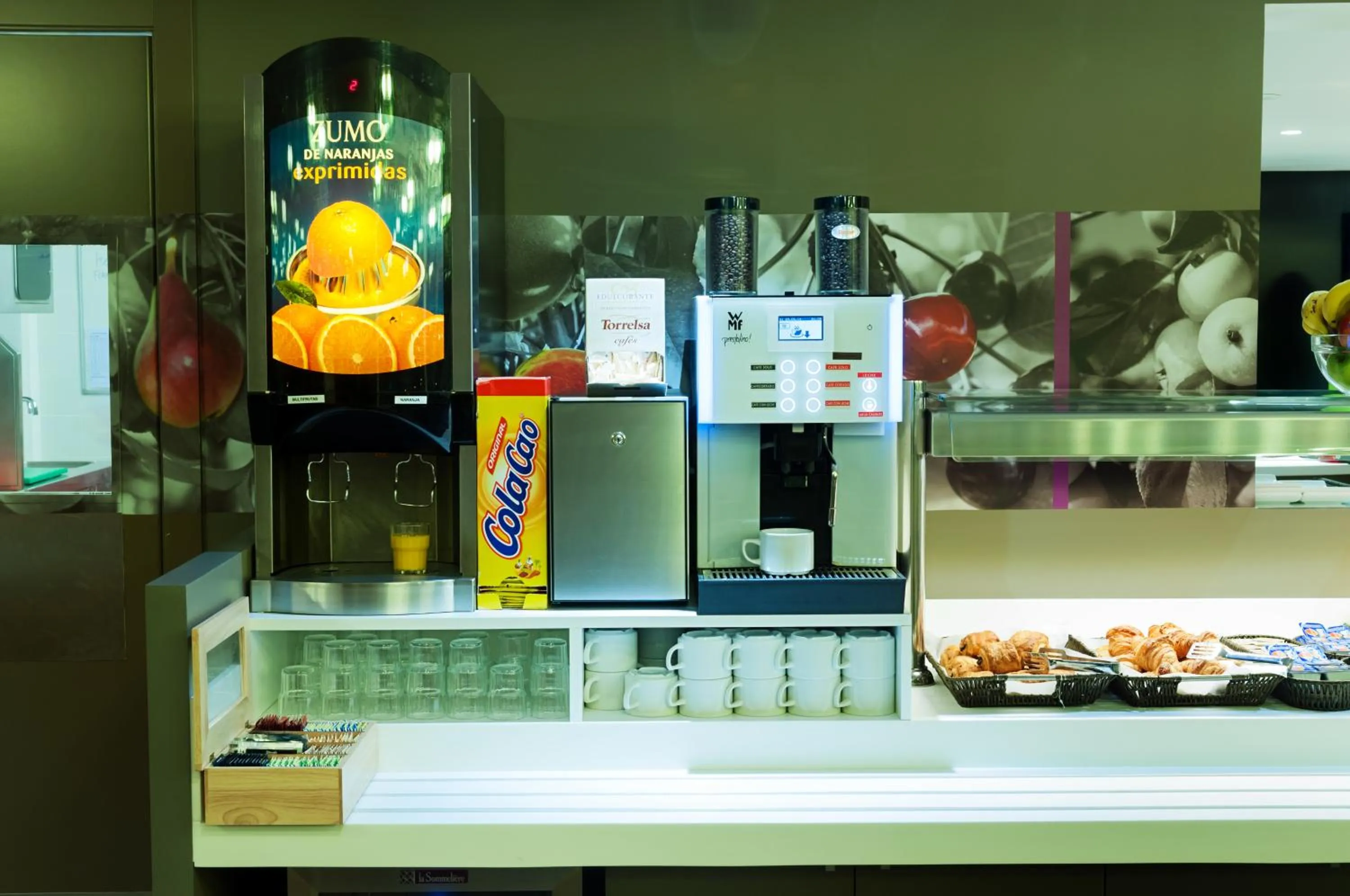 Food and drinks in Hotel Ibis Styles Lleida Torrefarrera