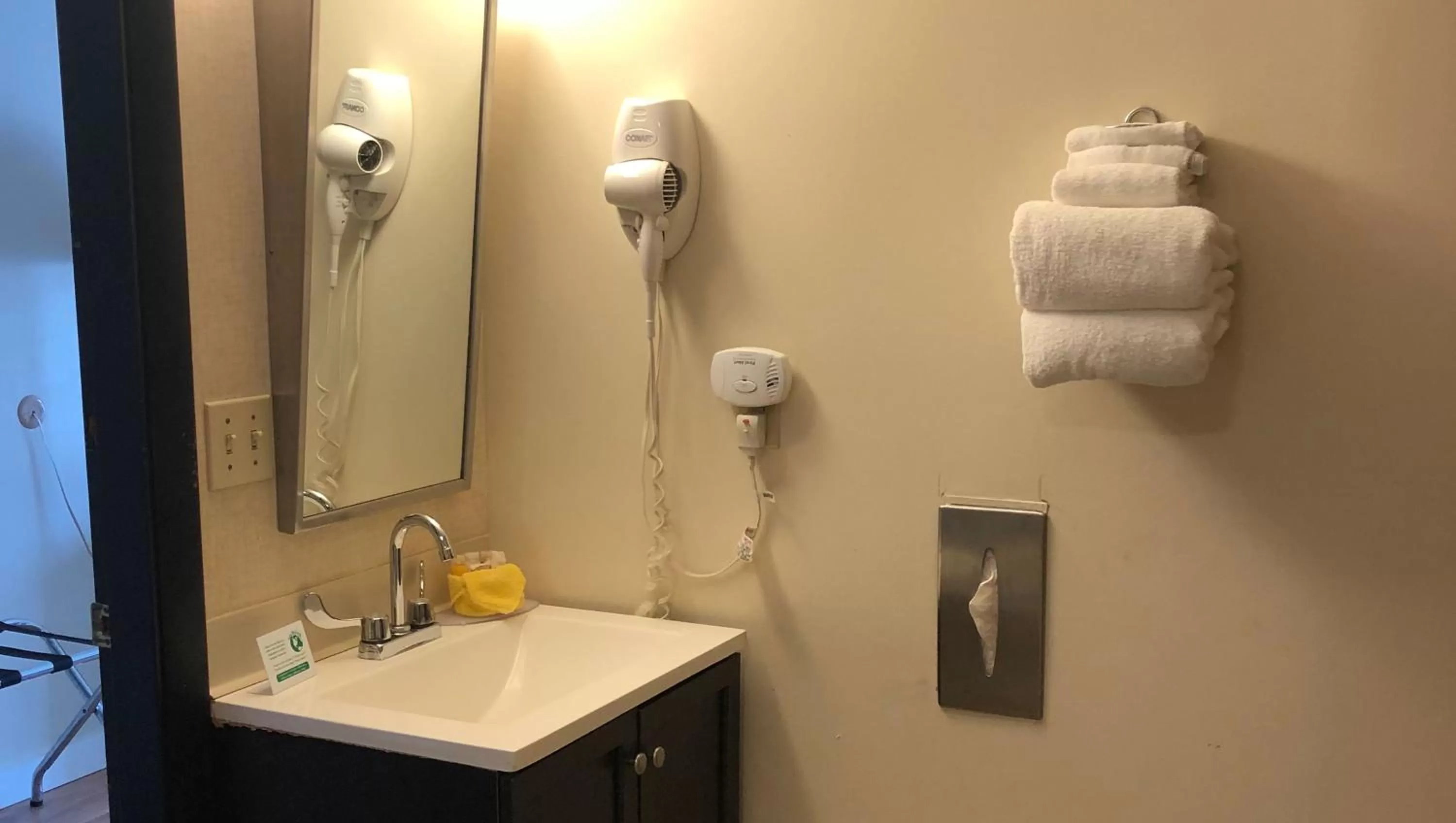 Bathroom in Colonial Inn Ellsworth