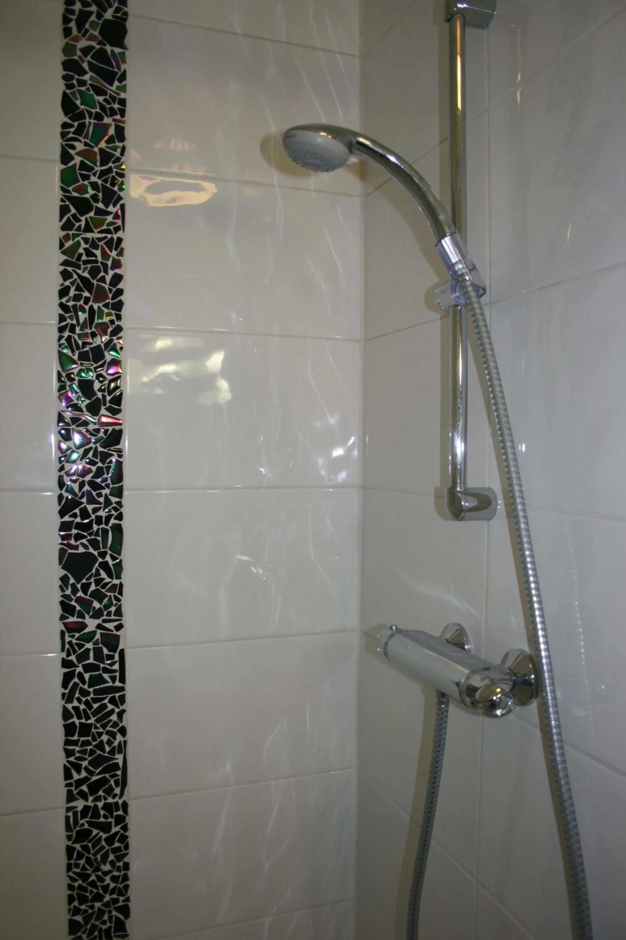 Shower in Hôtel de Perros, The Originals Boutique