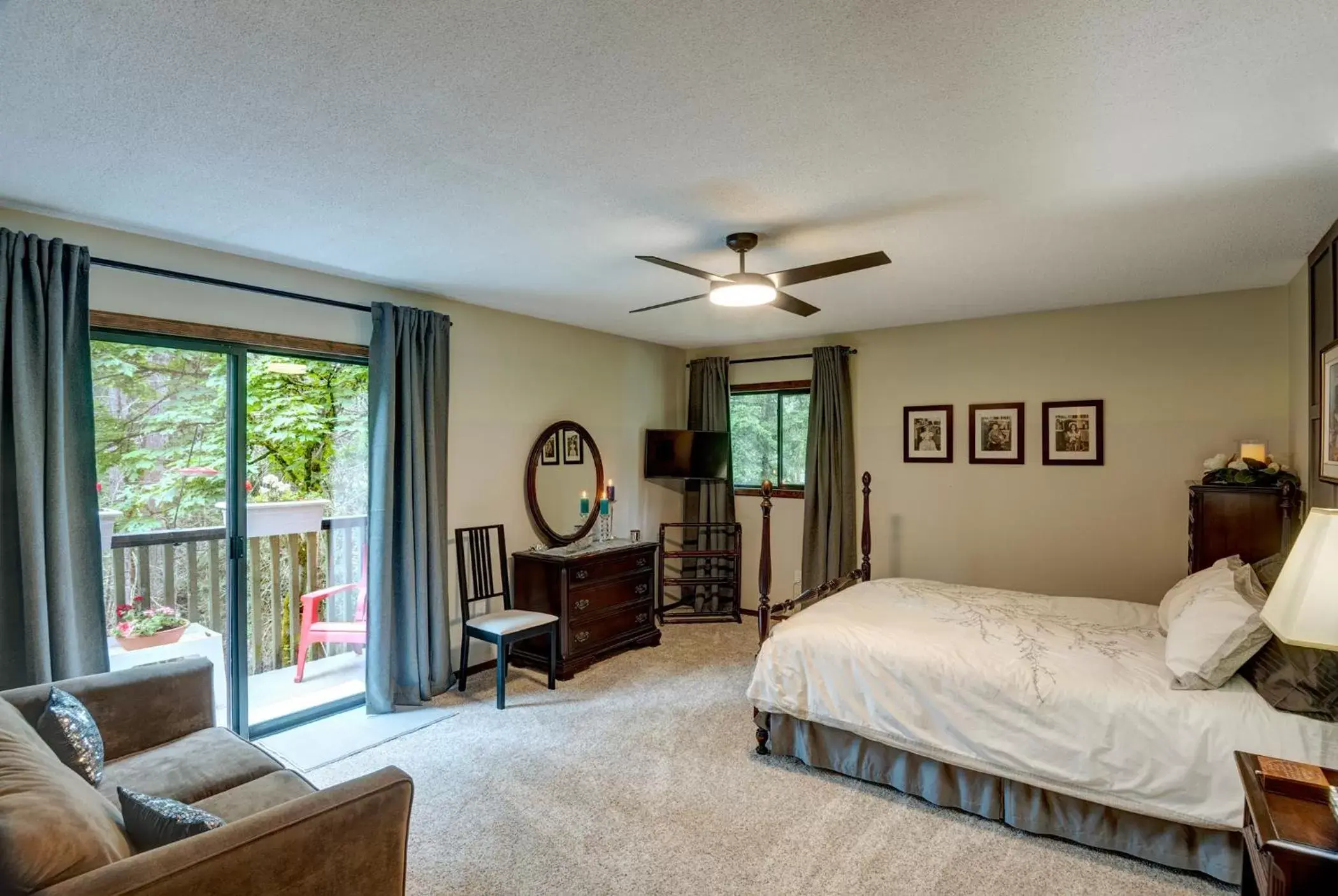 Deluxe Double Room with Balcony in Misty Meadows B and B Deluxe Double Room with Balcony in Misty Meadows B and B