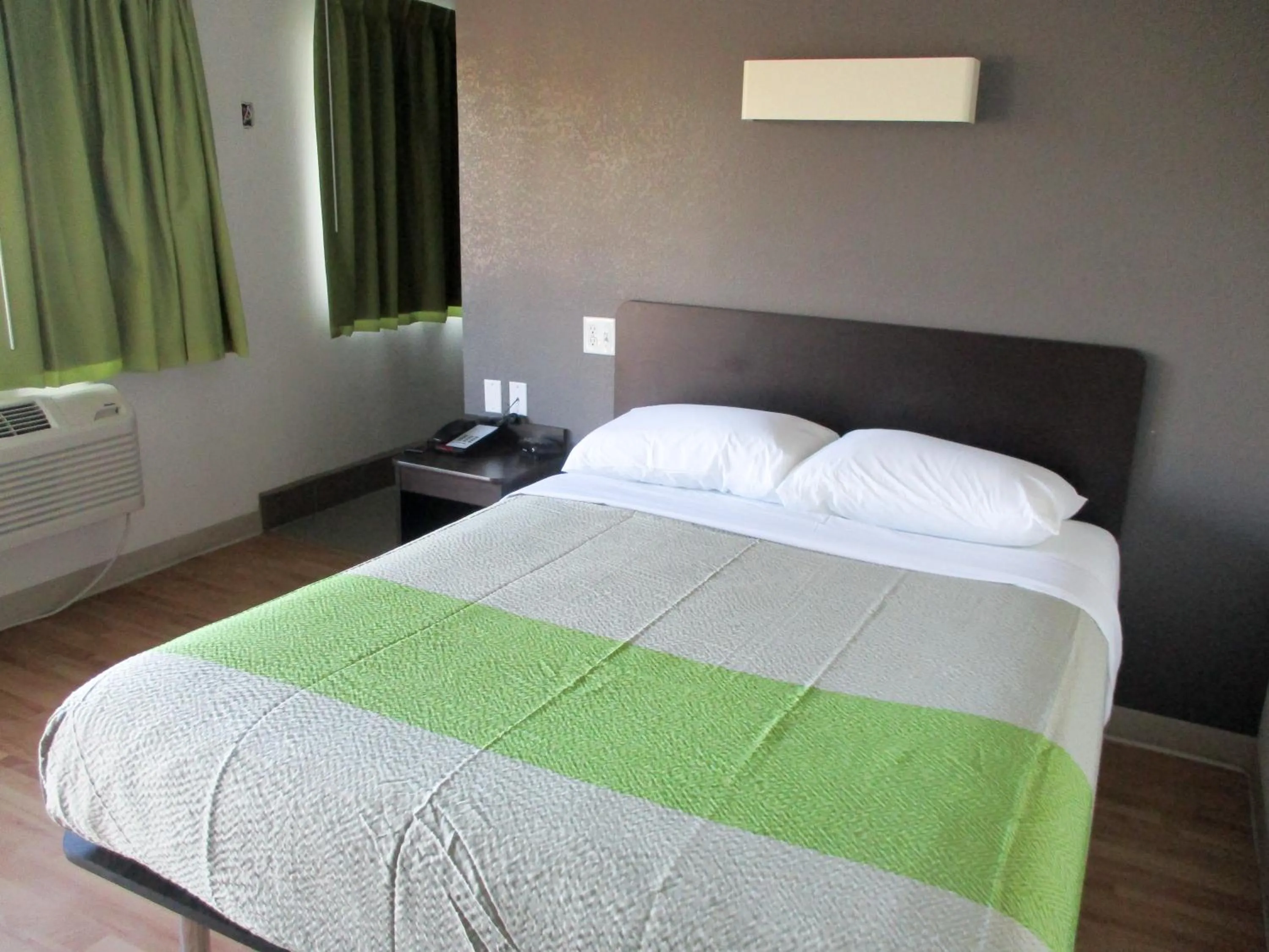 Bedroom, Bed in Studio 6-Monroe, LA - Hwy 165