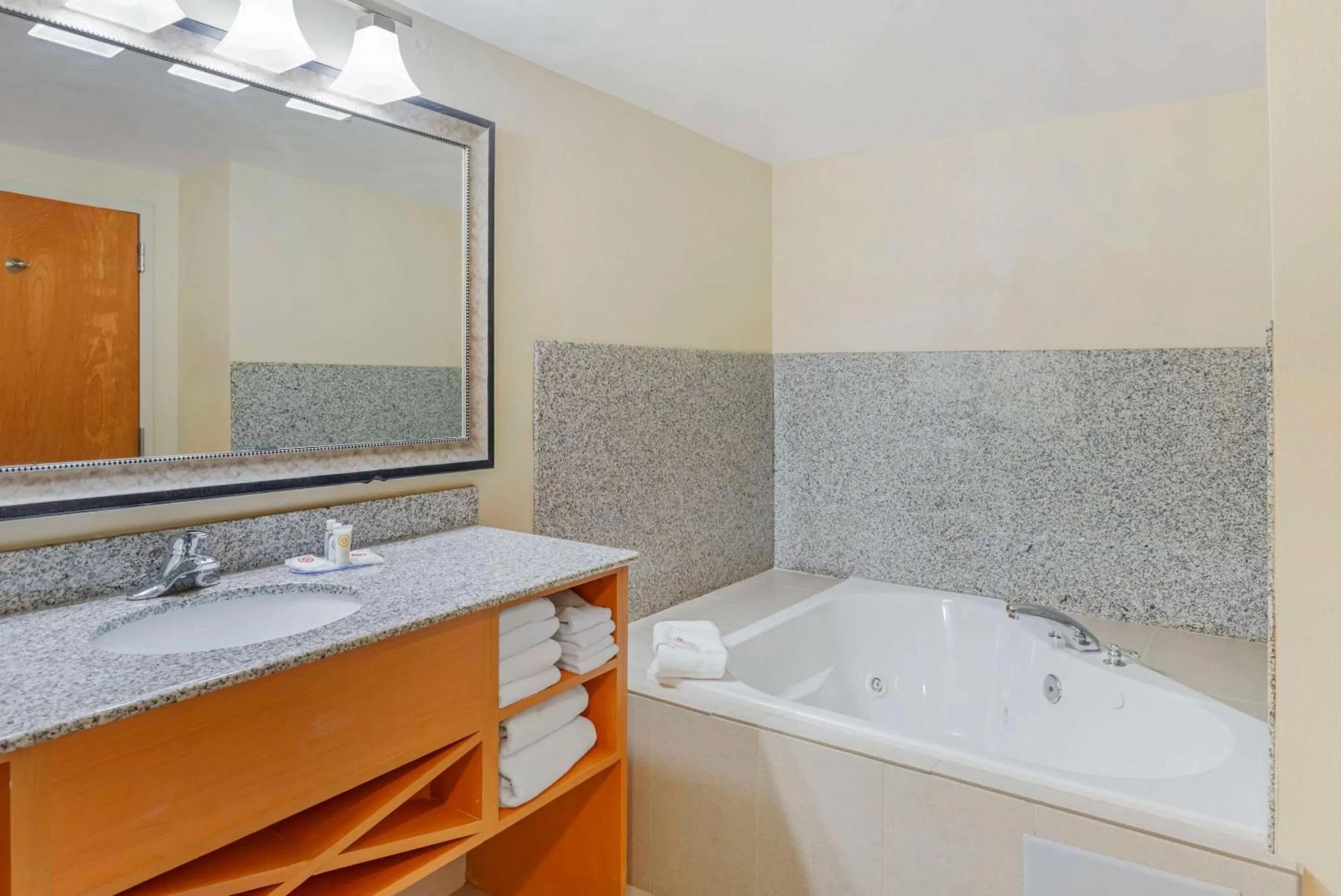 Bedroom in Comfort Suites At Virginia Center Commons