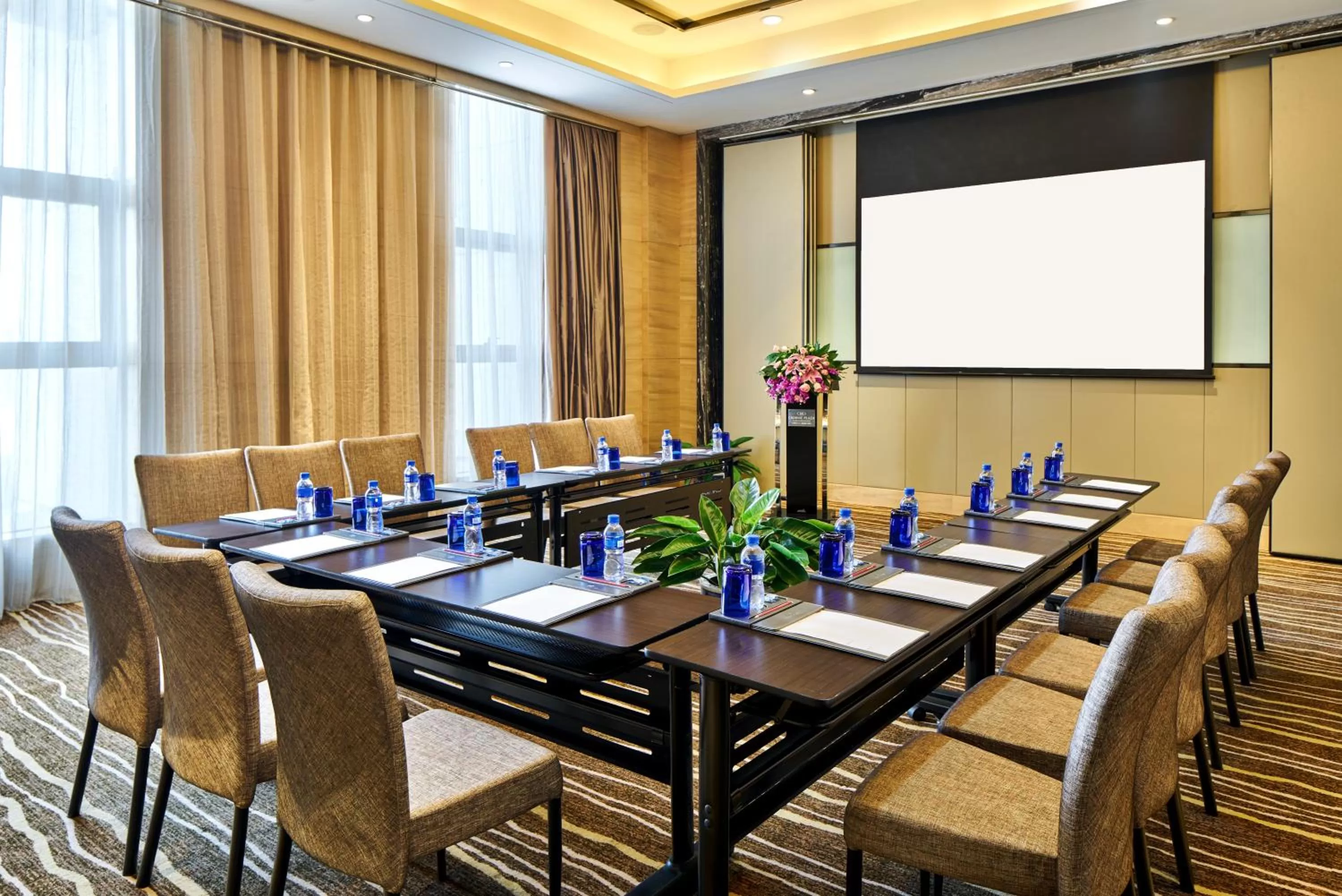 Meeting/conference room in Crowne Plaza Tianjin Meijiangnan by IHG