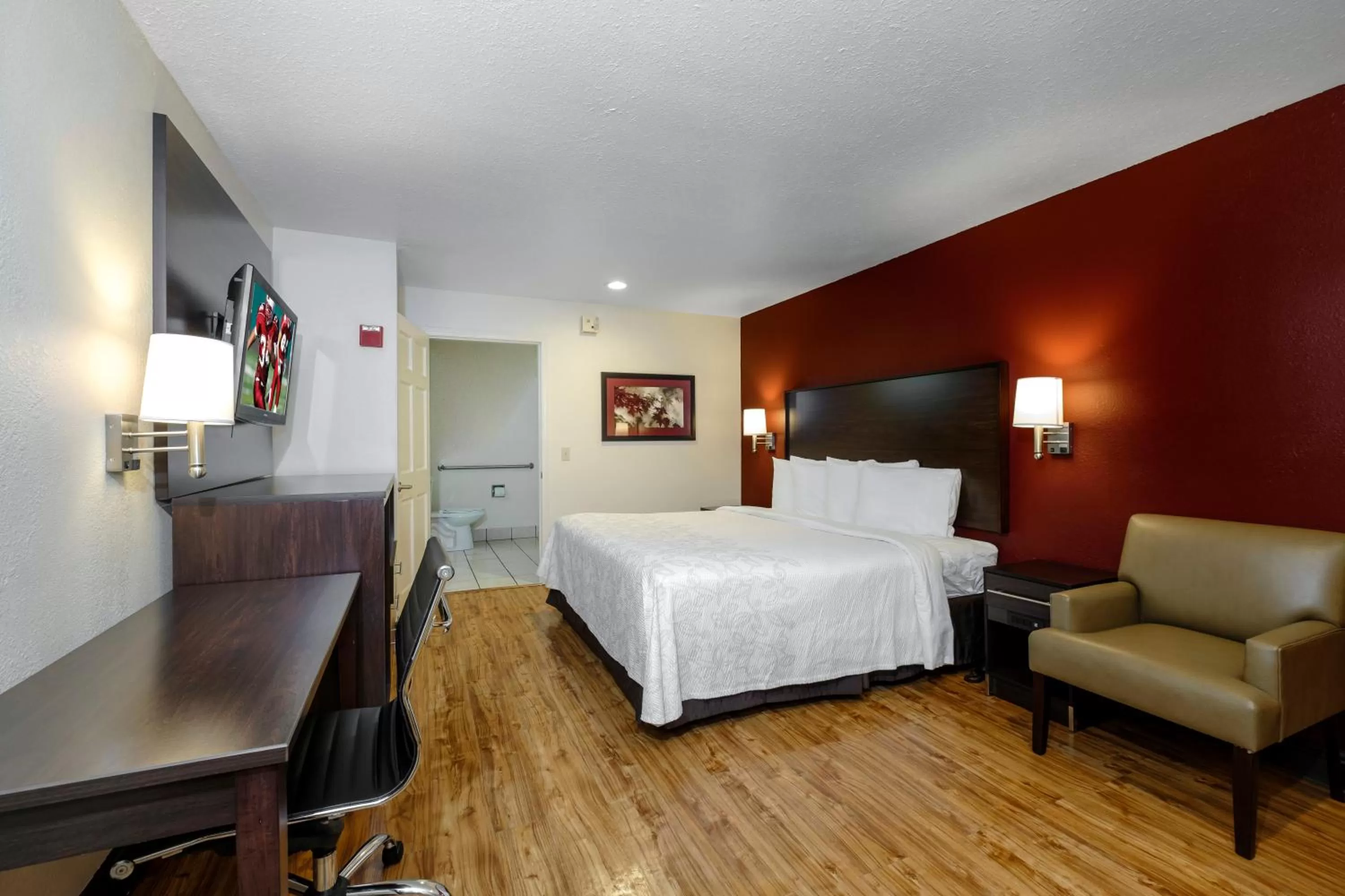 Photo of the whole room, Bed in Red Roof Inn PLUS+ Hammond