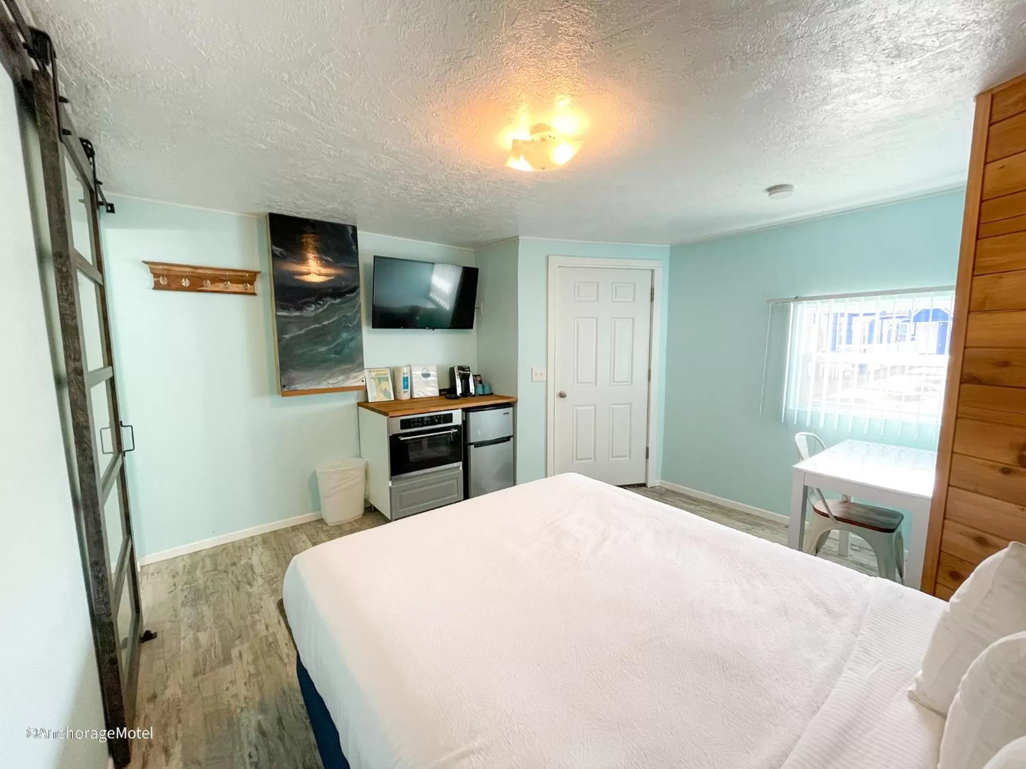 Photo of the whole room, Bed in The Anchorage Motel