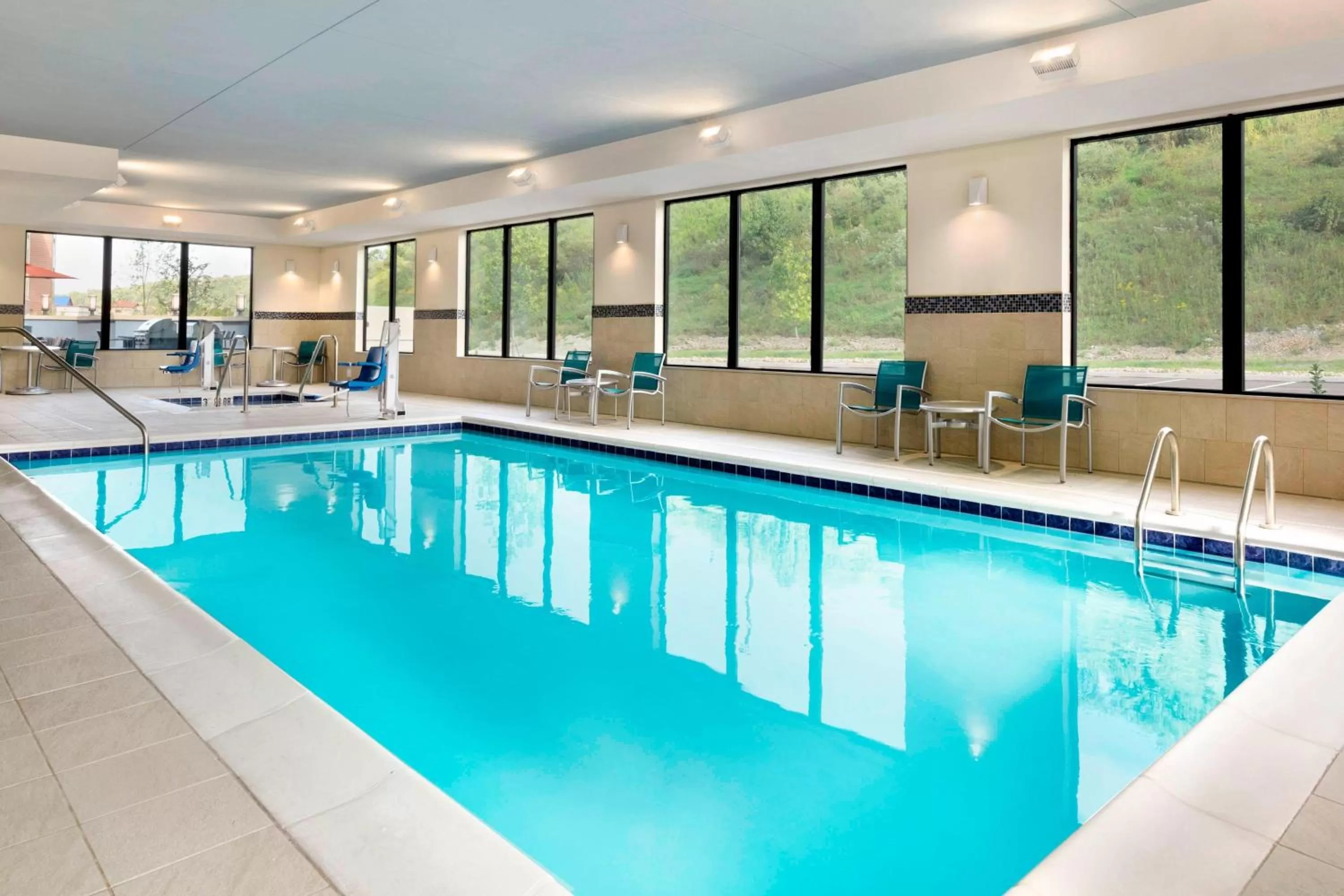 Swimming pool in TownePlace Suites by Marriott Pittsburgh Airport/Robinson Township
