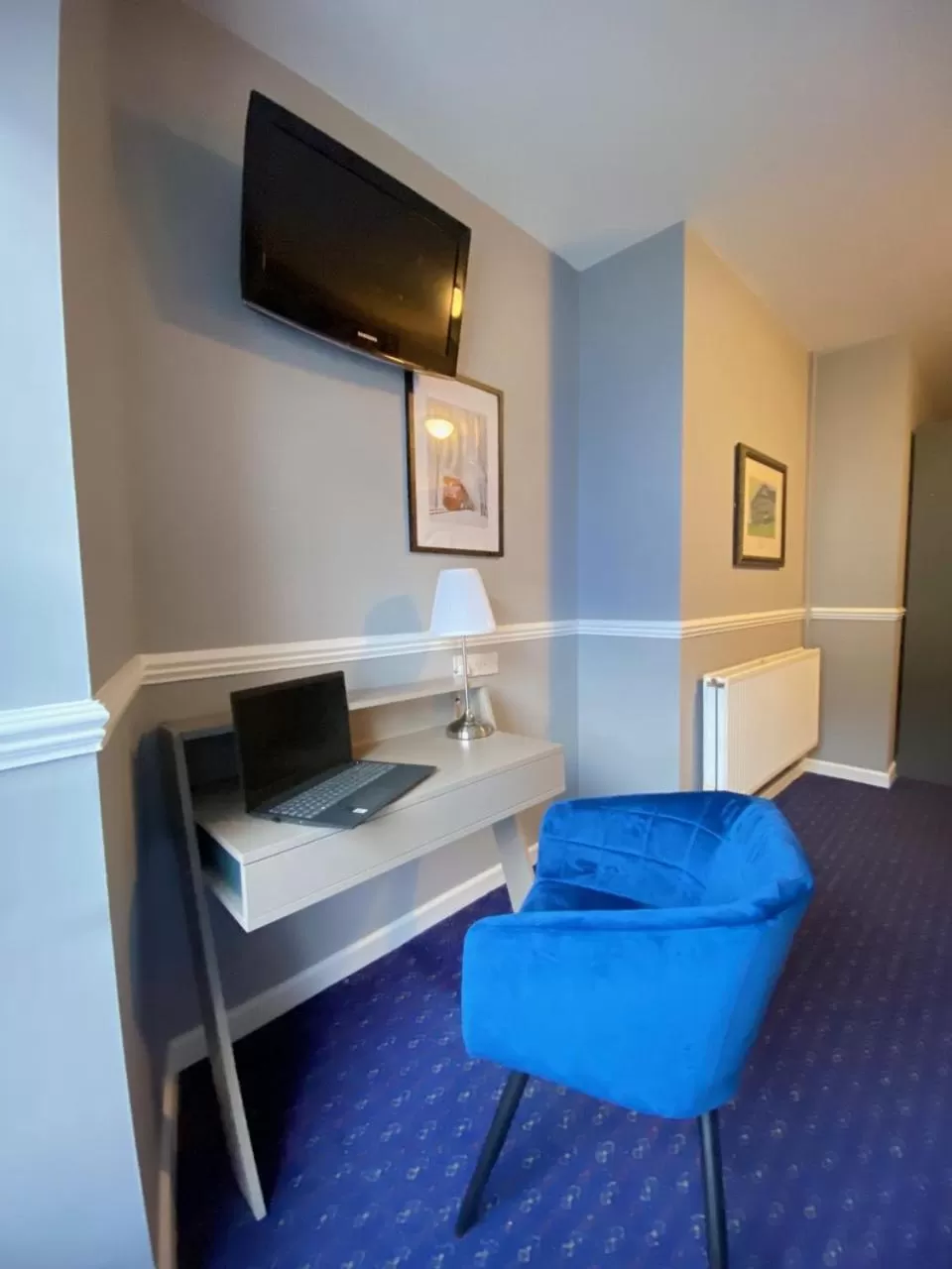 Seating area, TV/Entertainment Center in Queens Hotel