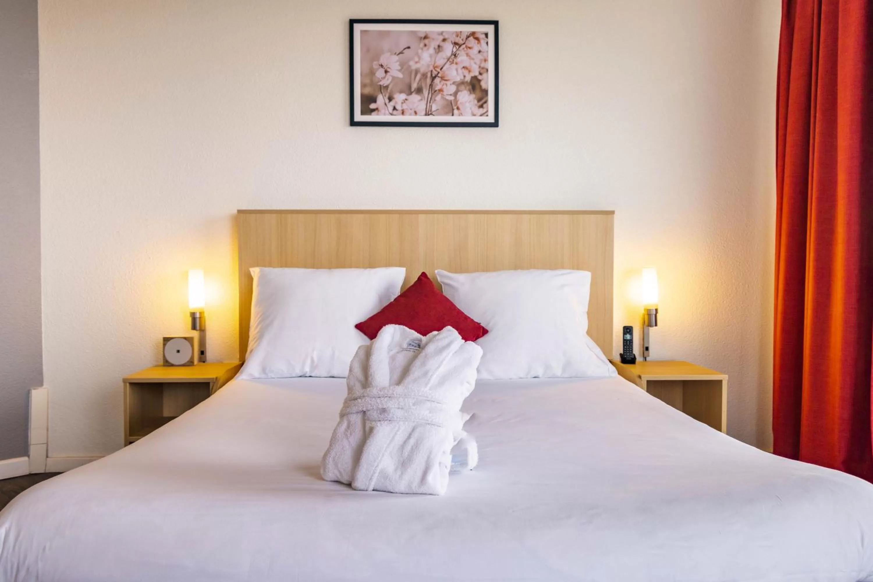 Bedroom, Bed in Novotel Senart Golf De Greenparc