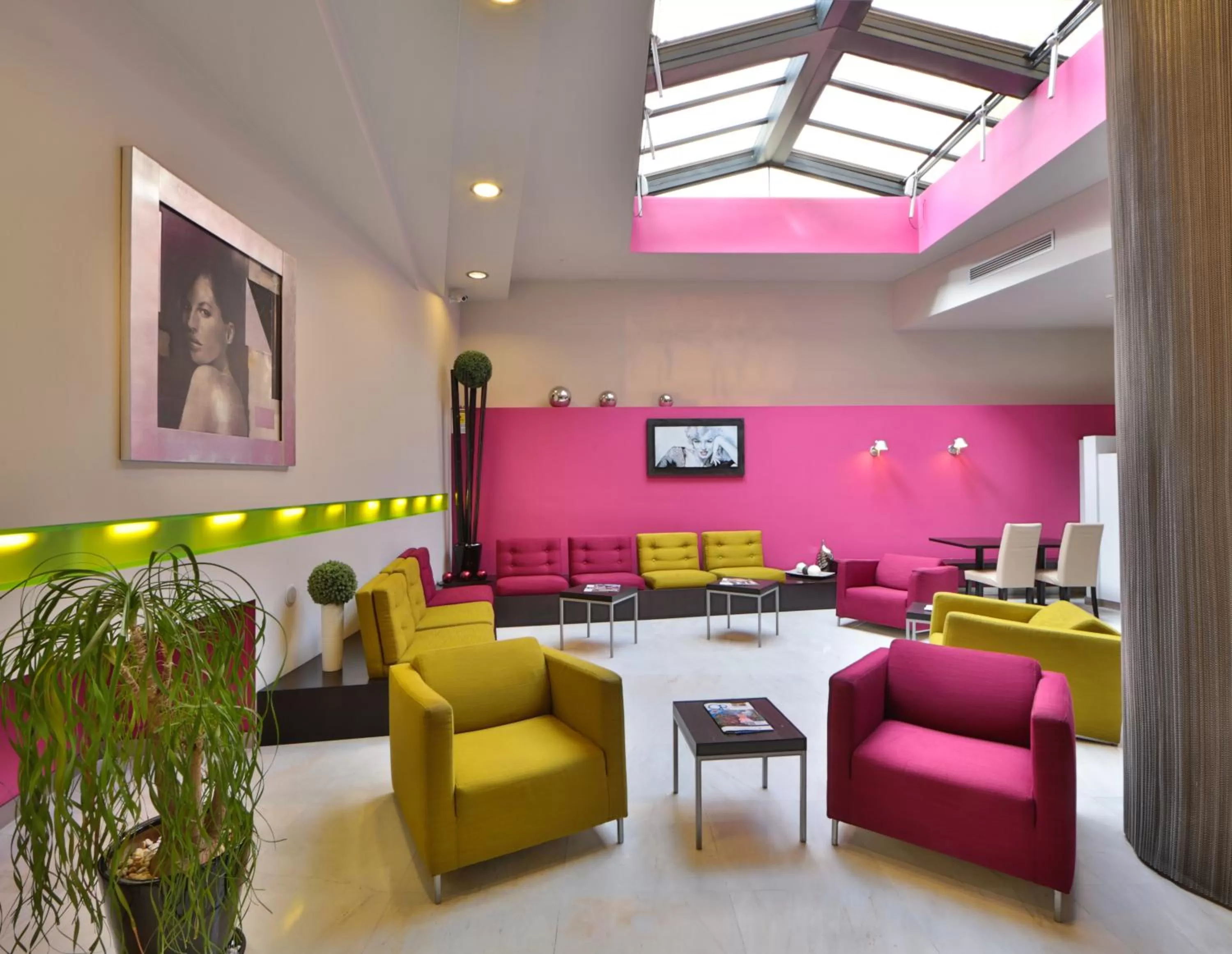 Communal lounge/ TV room in Best Western Cinemusic Hotel