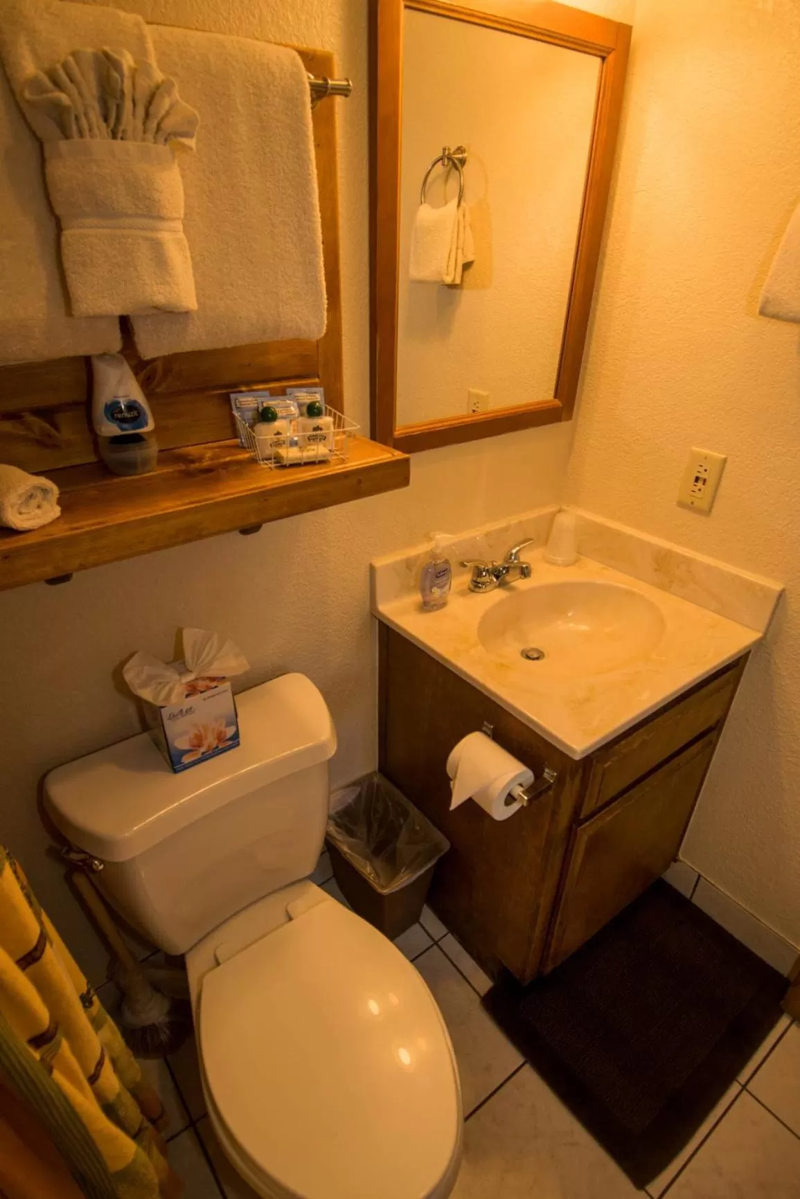 Bathroom in Hillcrest Suites & Cabins