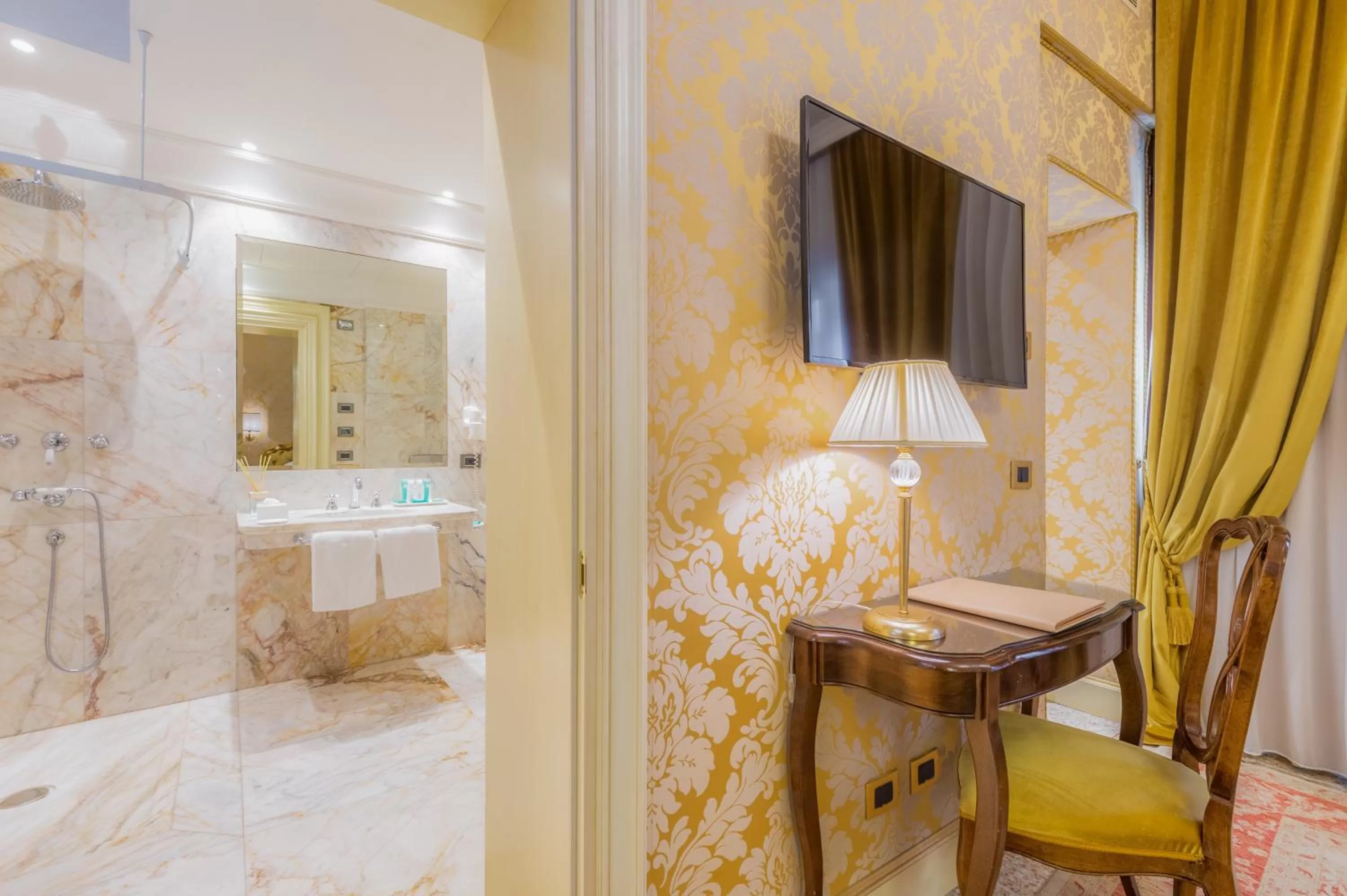 Bathroom, Bed in Hotel Ai Cavalieri di Venezia