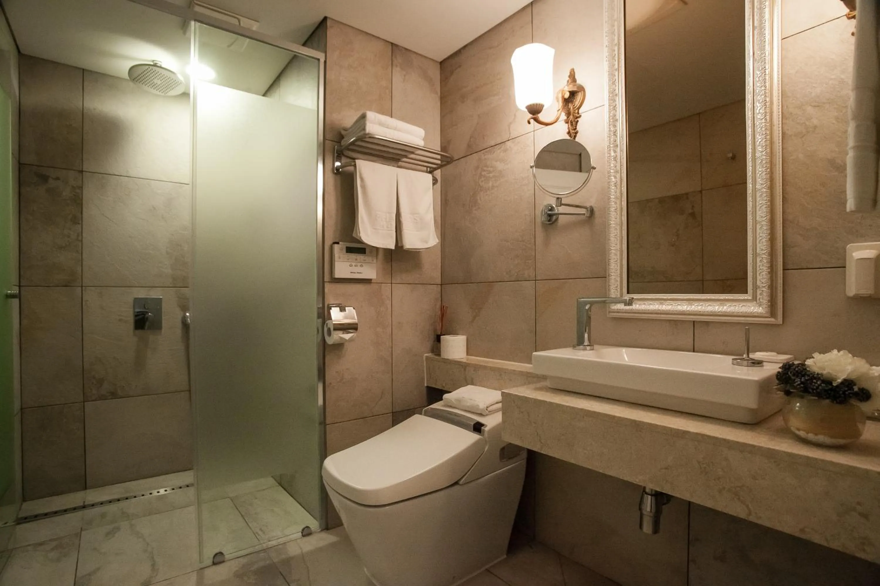 Shower in Hotel Pharos