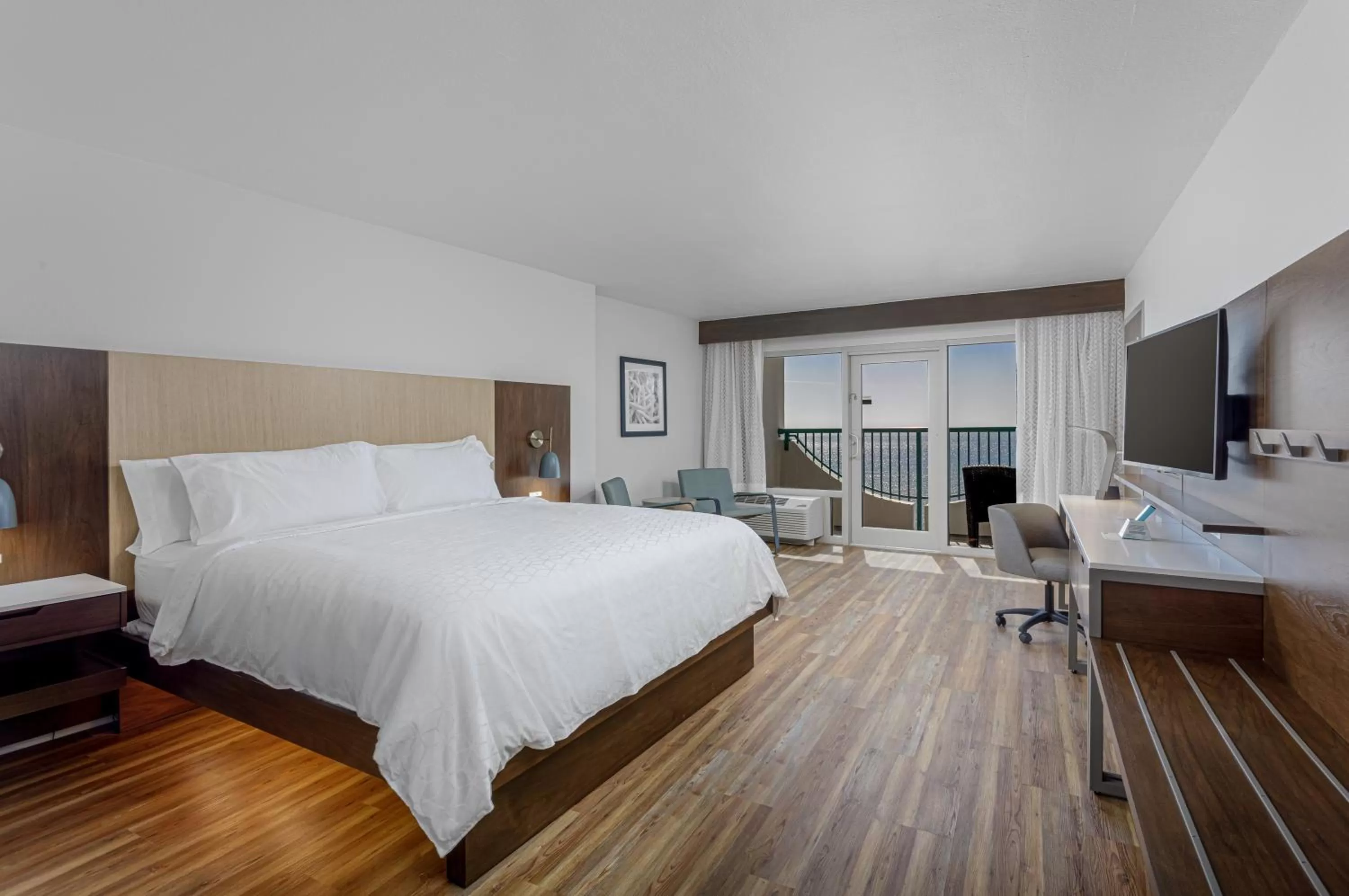 Photo of the whole room, Bed in Holiday Inn Express Pensacola Beach by IHG