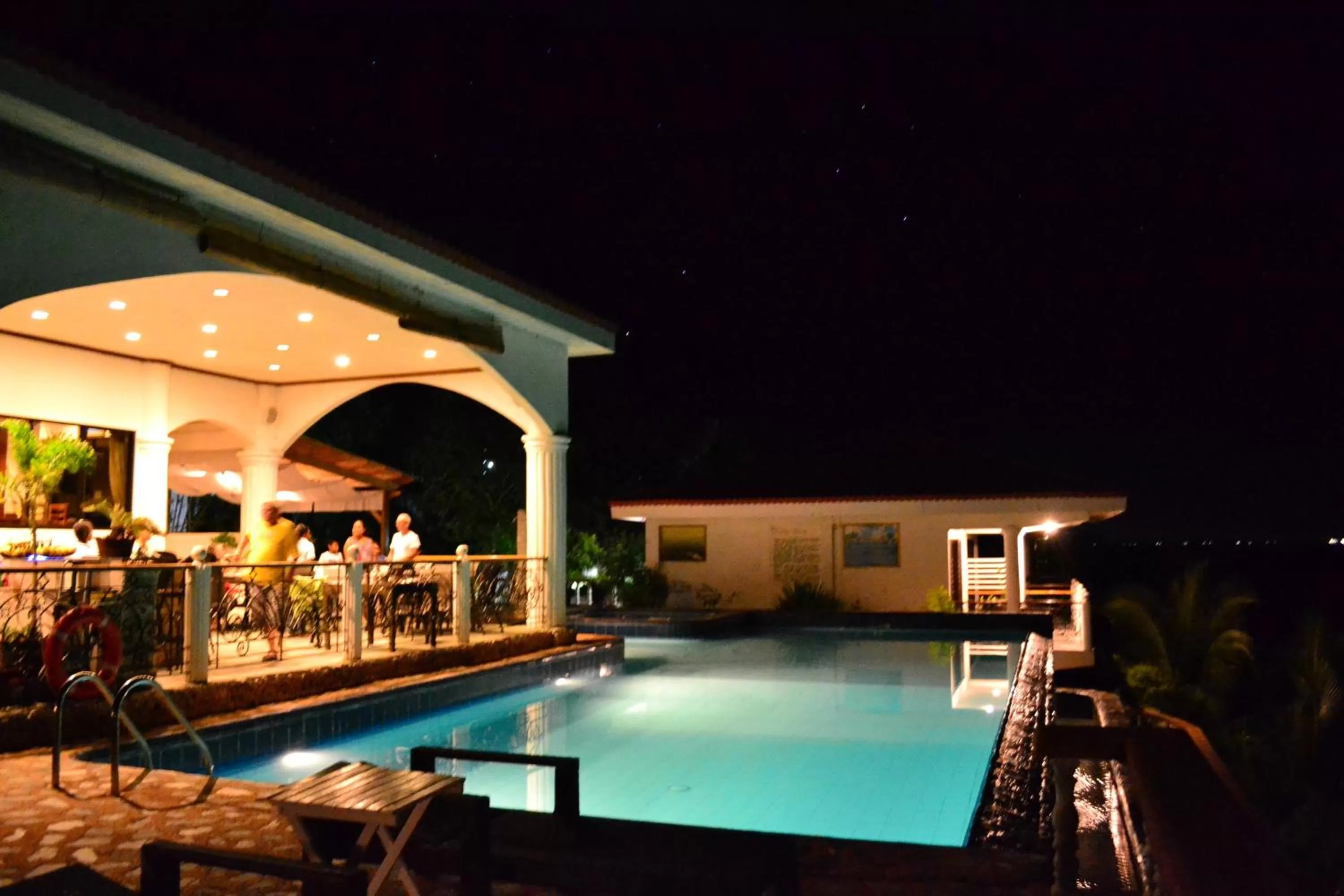 Restaurant/places to eat in Eden Resort