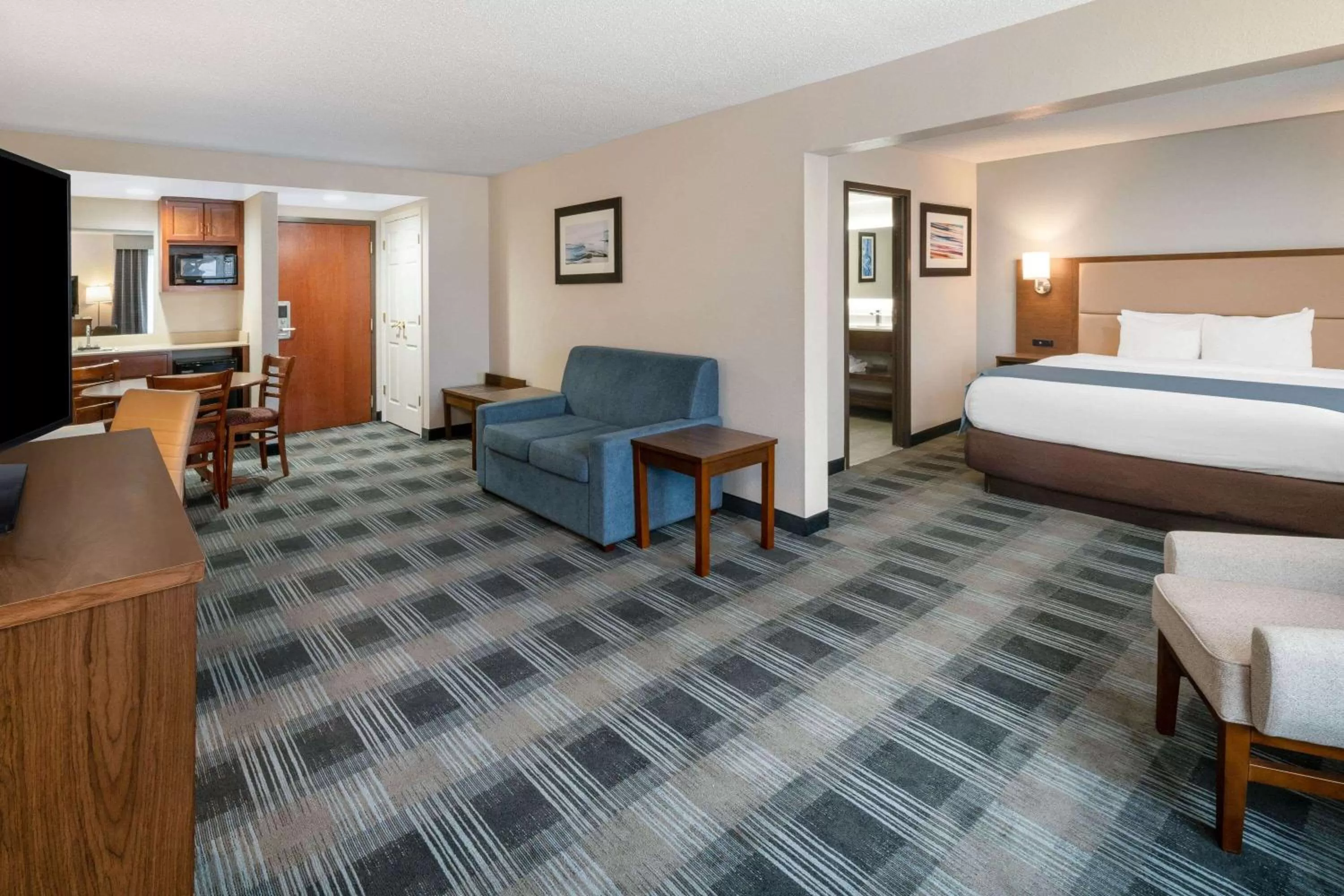 Photo of the whole room, Bed in Holiday Inn Express & Suites - Mobile - I-65 by IHG