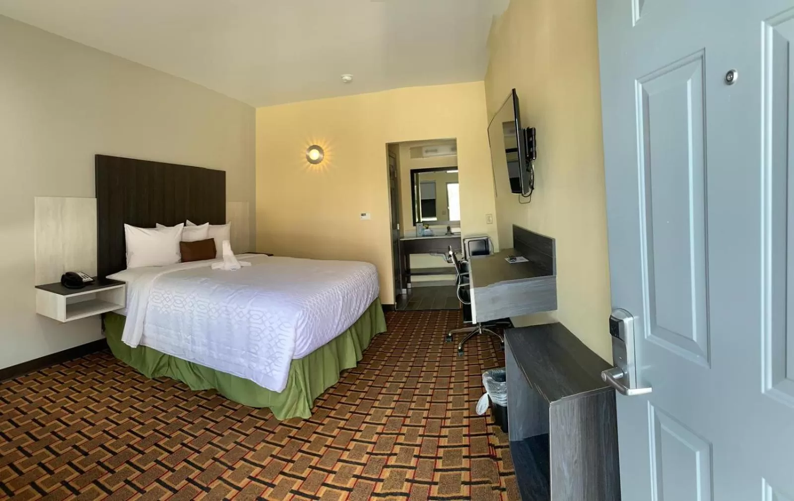 Bed in HomeStay Inn & Suites Edinburg