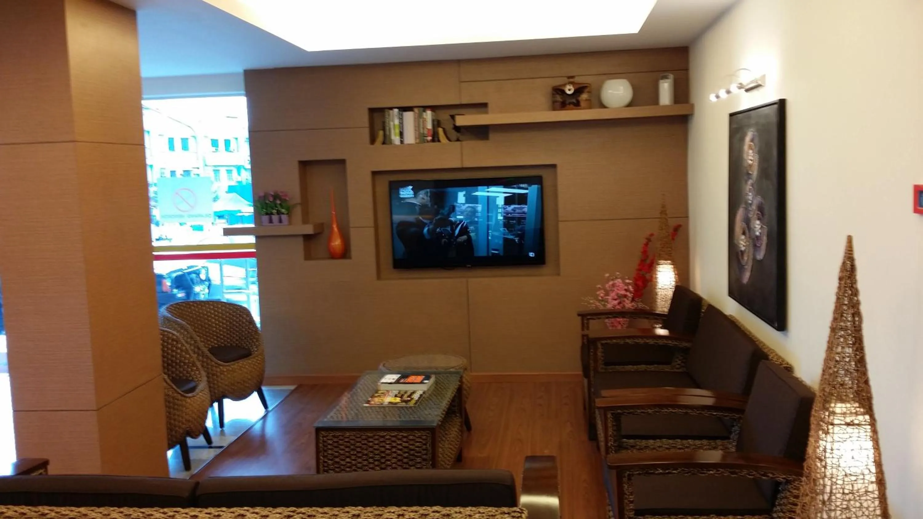 Communal lounge/ TV room in Smart Hotel