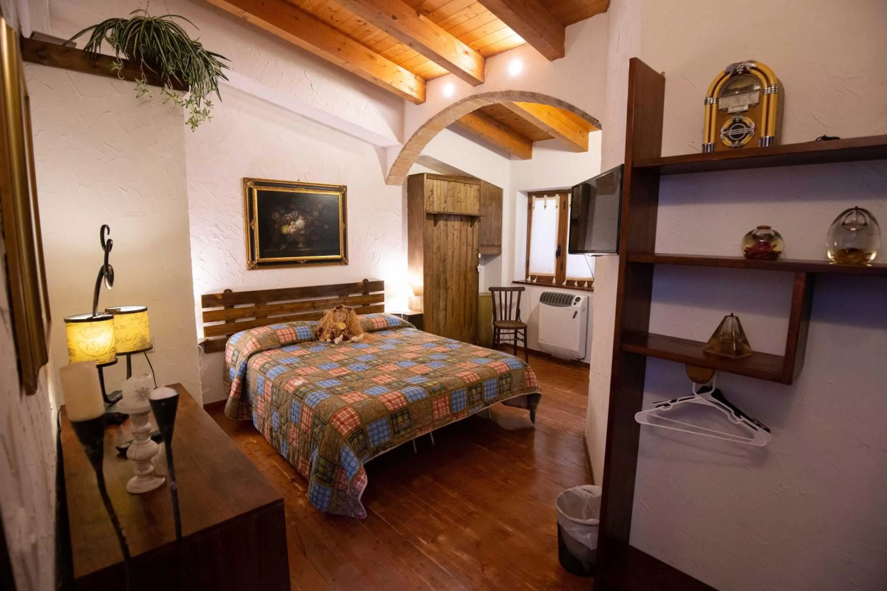 Photo of the whole room, Bed in La Casa In Pietra