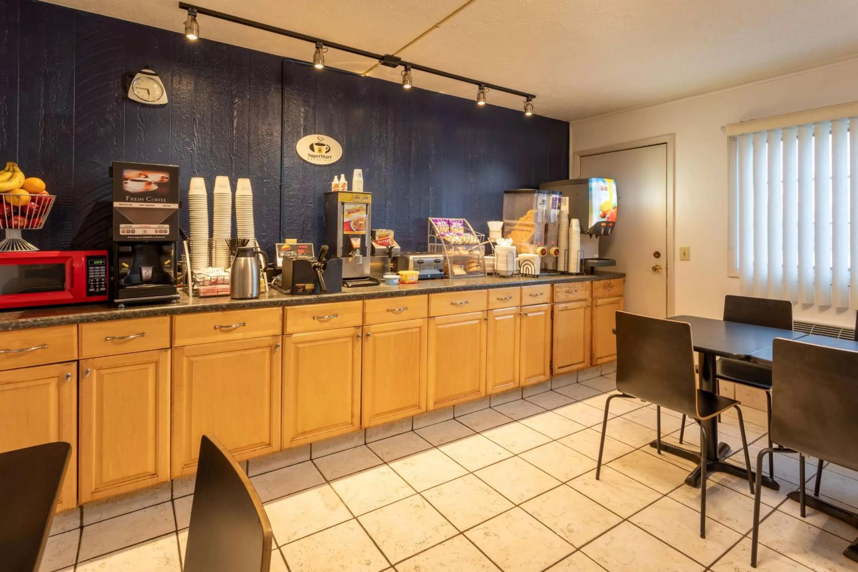 Restaurant/places to eat in Super 8 by Wyndham Wooster