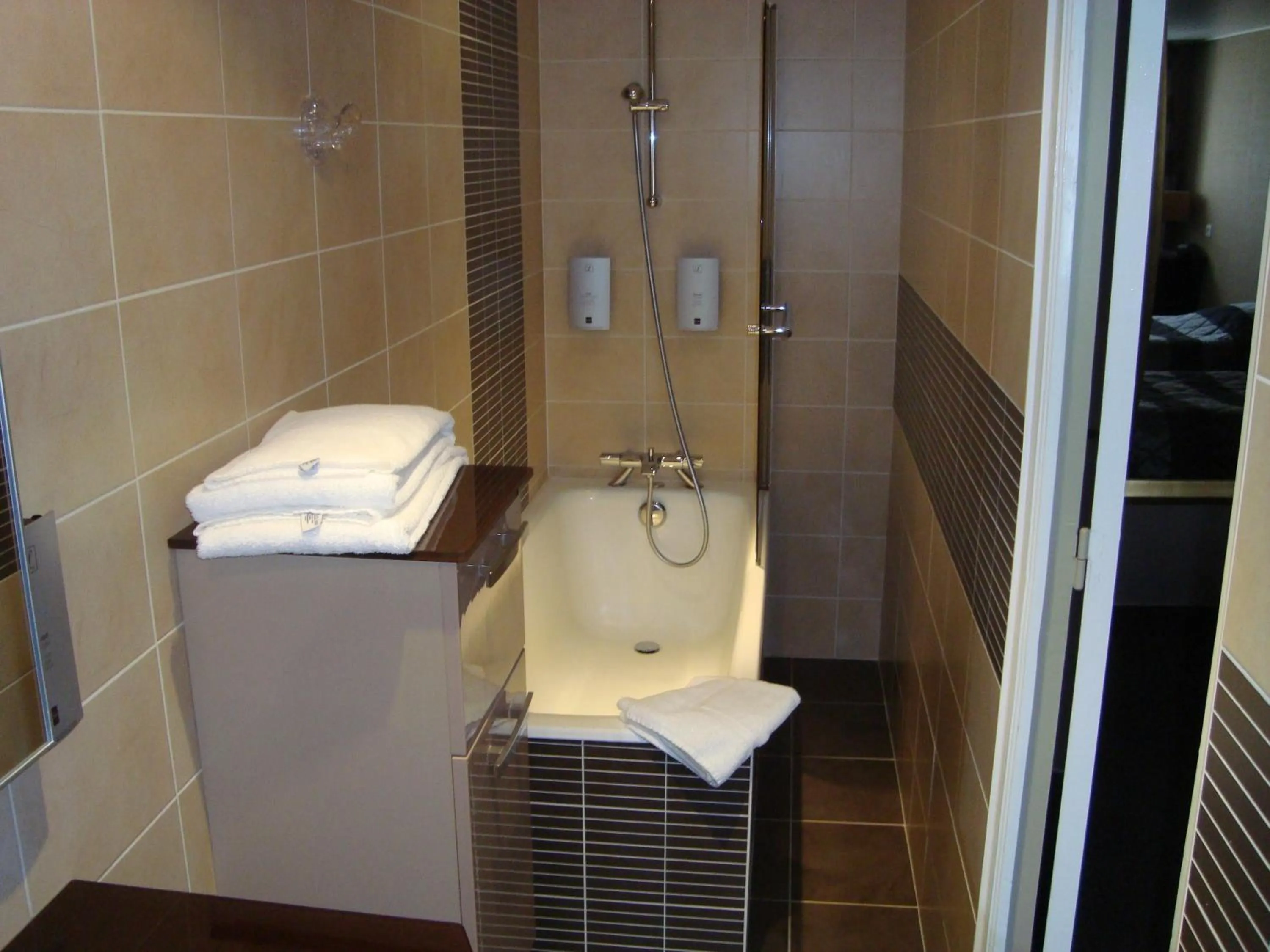 Bathroom in Hôtel de La Croix d'Or