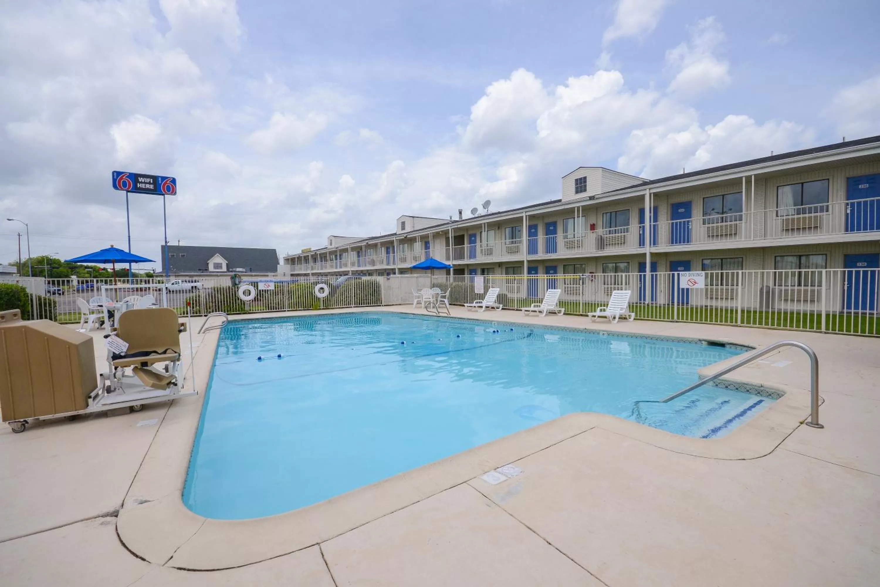 Property building in Motel 6-Webster, TX - Houston - Nasa Lake