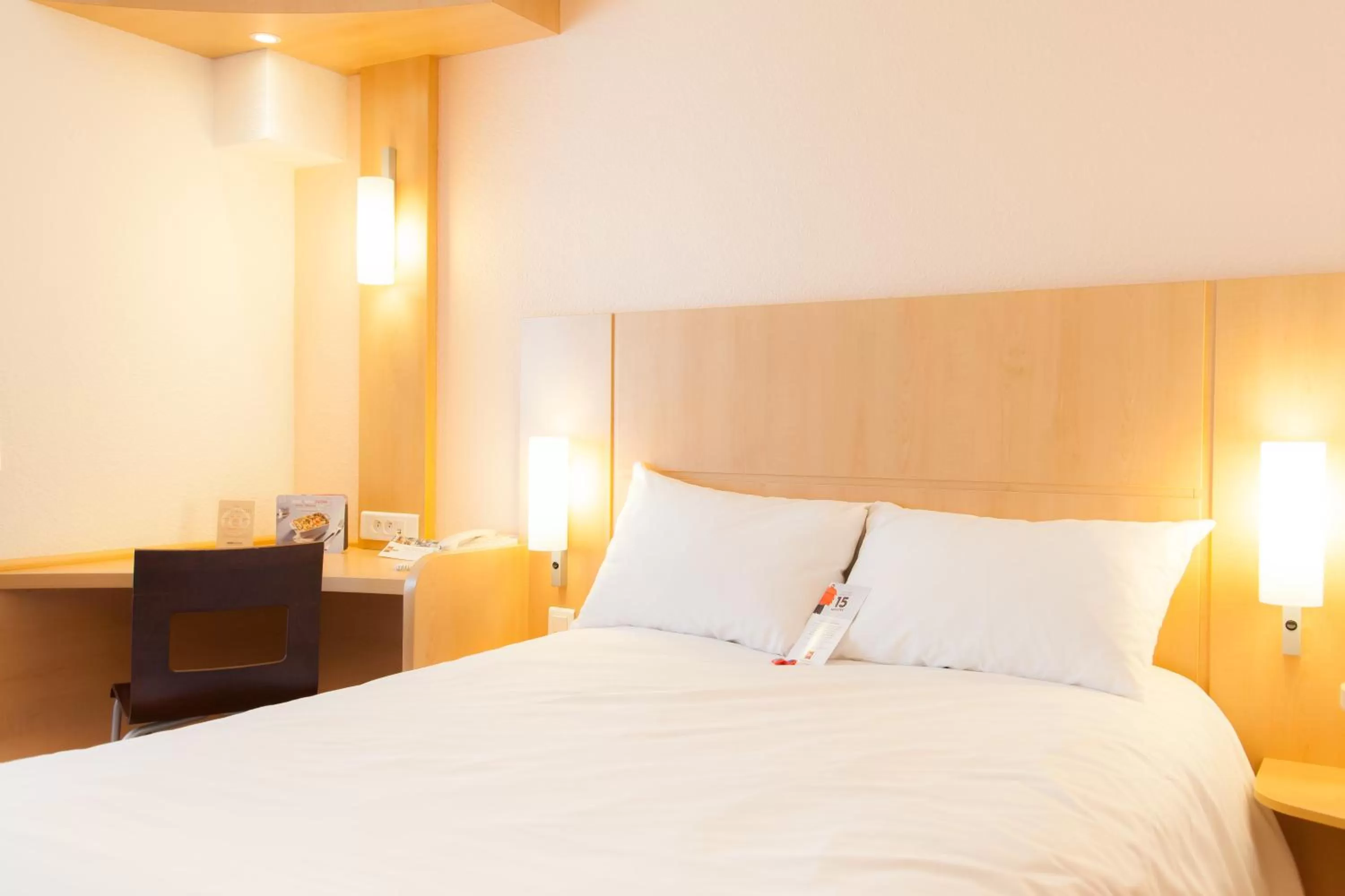 Photo of the whole room, Bed in ibis Poitiers Centre