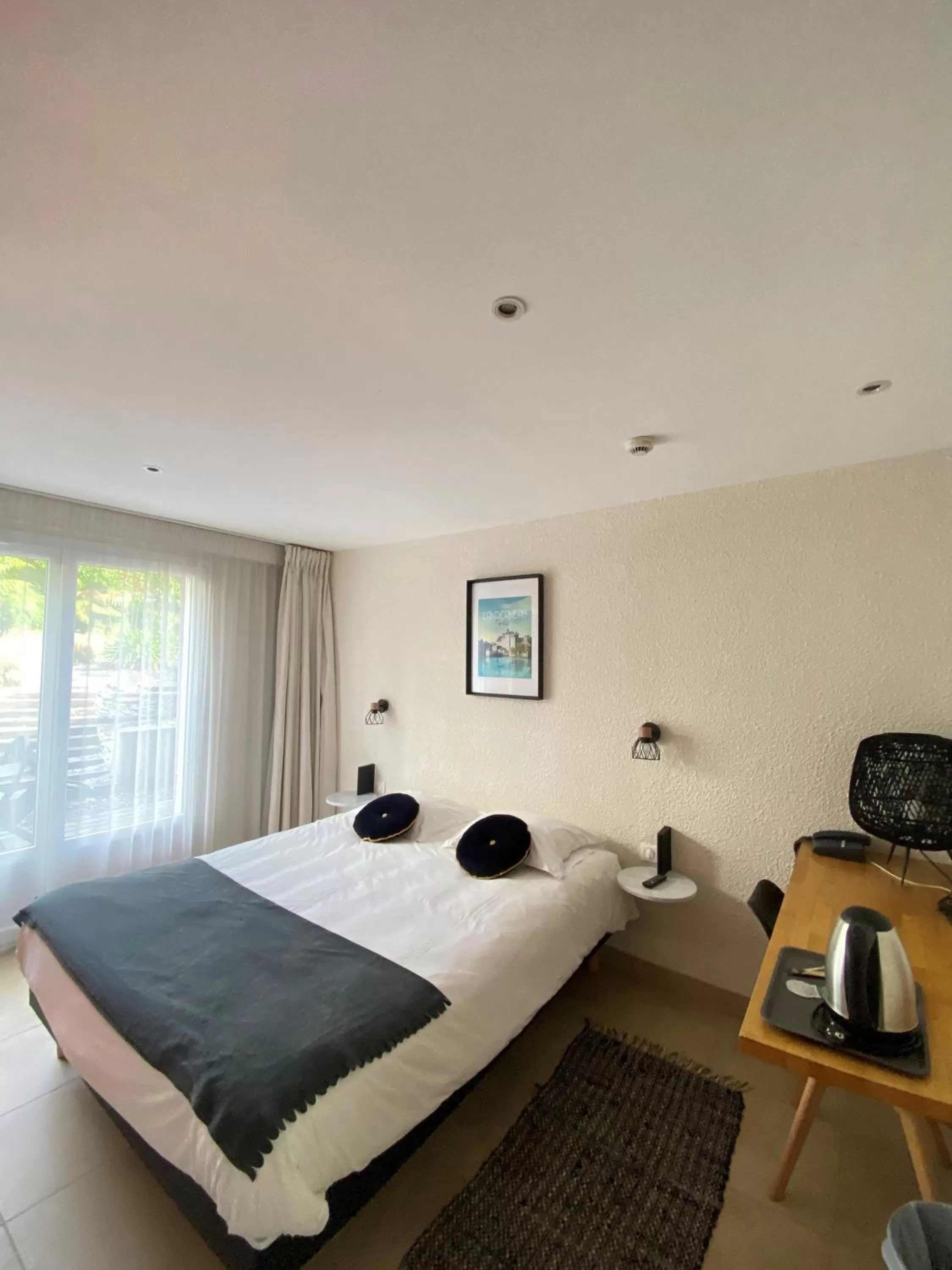 Patio, Bed in Le Clos Du Pontic Logis et Cit'Hotel