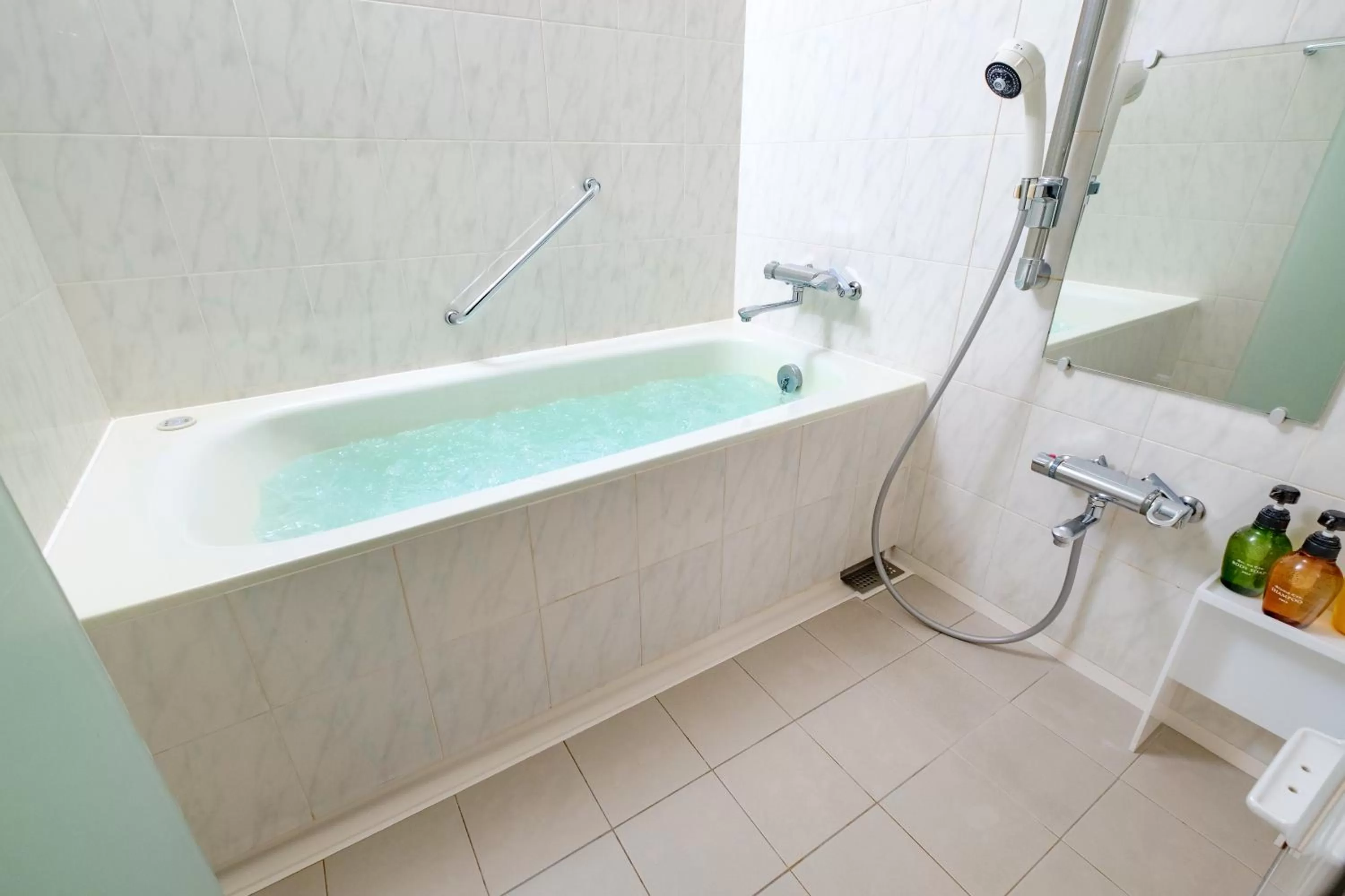 Shower in Hotel Metropolitan Edmont Tokyo