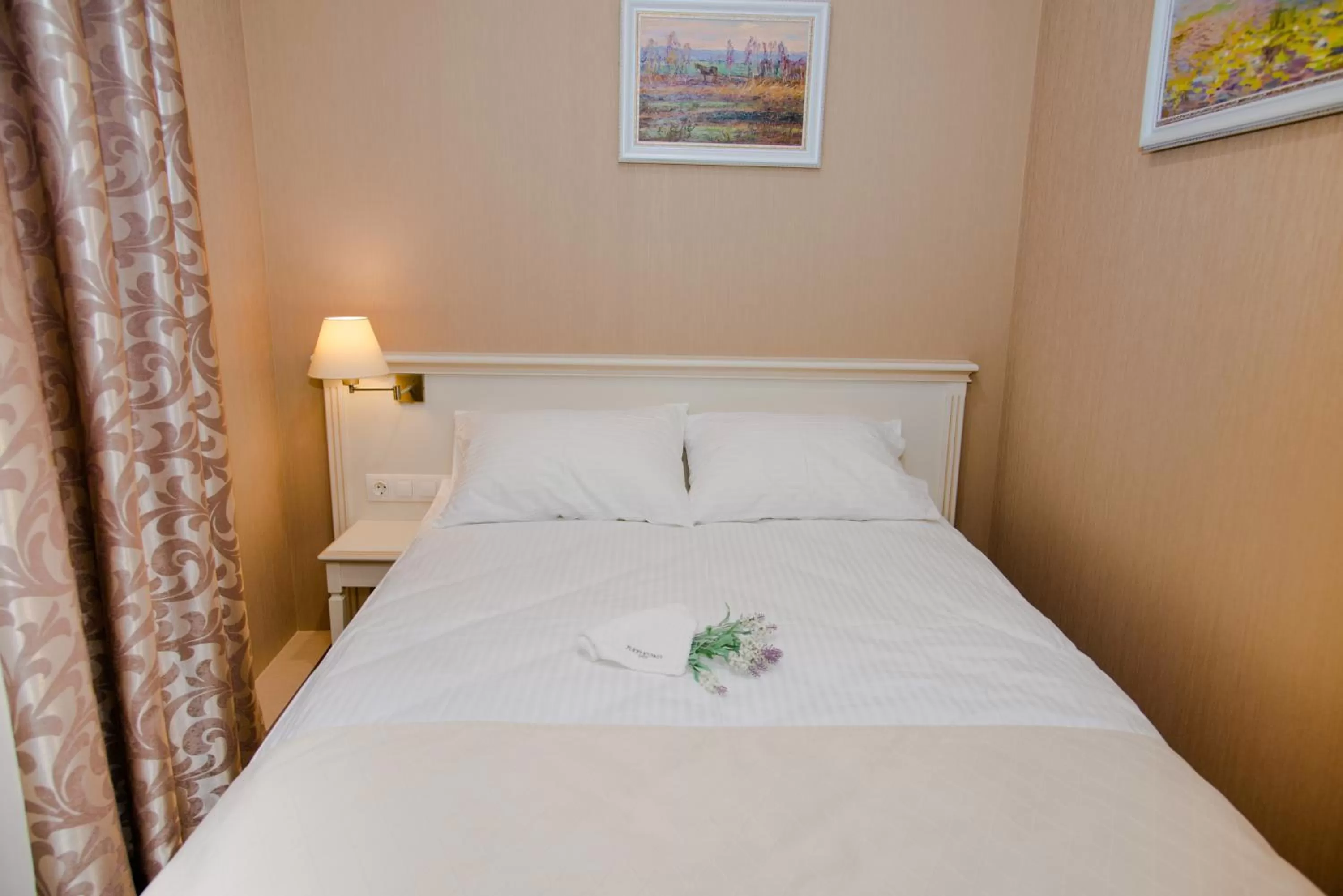 Decorative detail, Bed in Pletnevskiy Inn