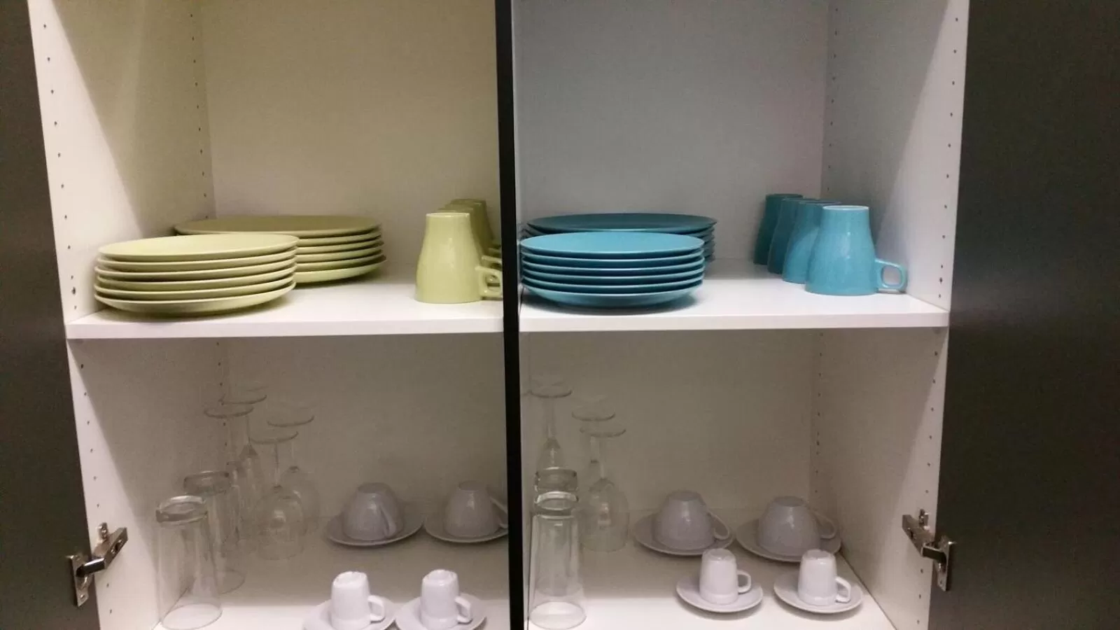 Communal kitchen in Max Aviation Villa & Apartments