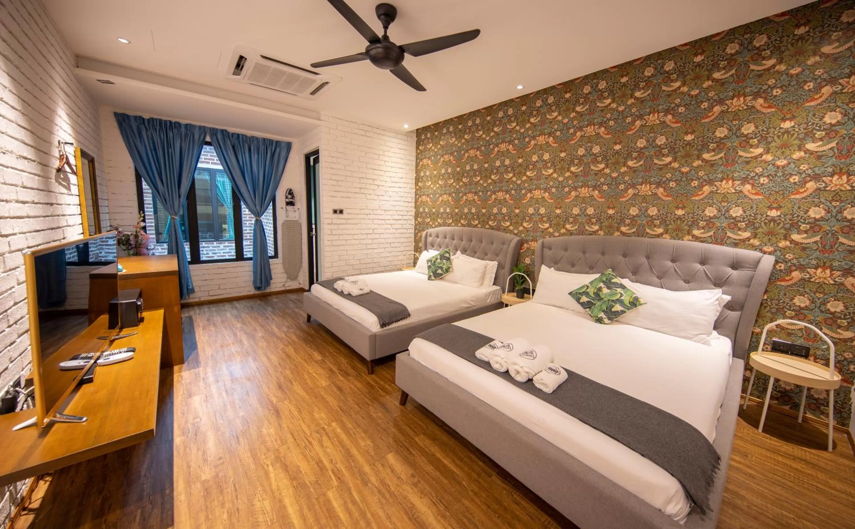 Photo of the whole room, Bed in Carnarvon Suites