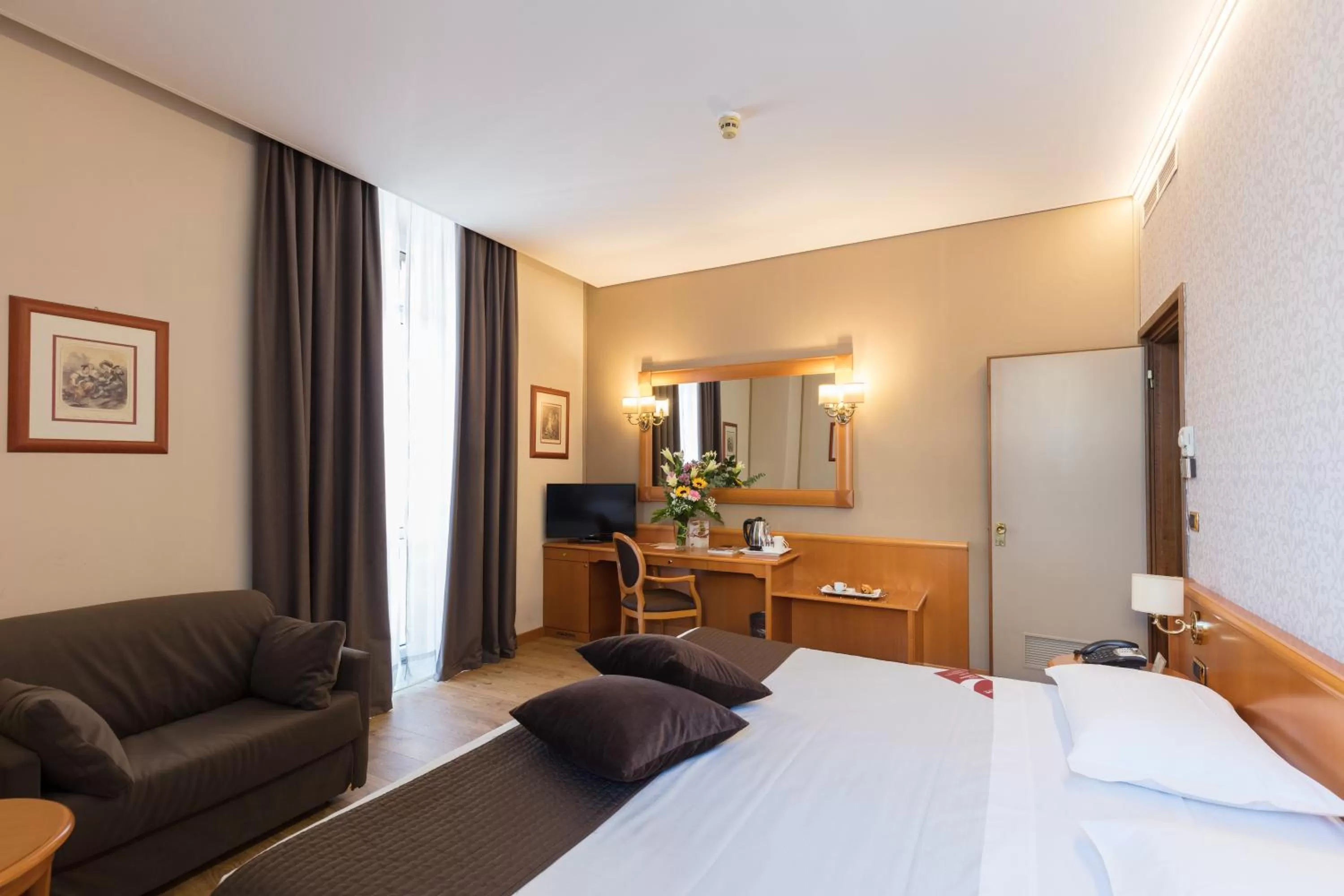 Photo of the whole room, Bed in Hotel Concord