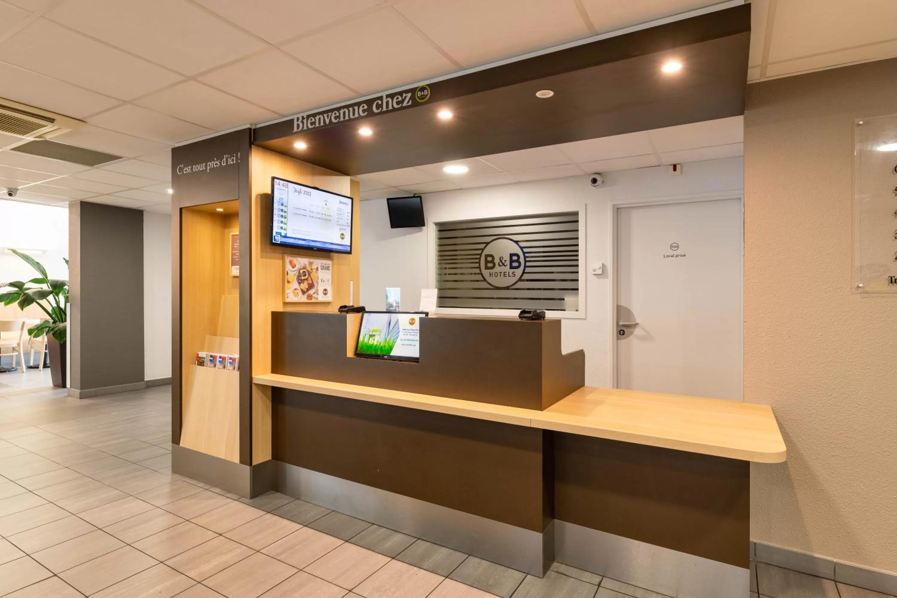 Lobby or reception in B&B HOTEL Lyon Sud États-Unis