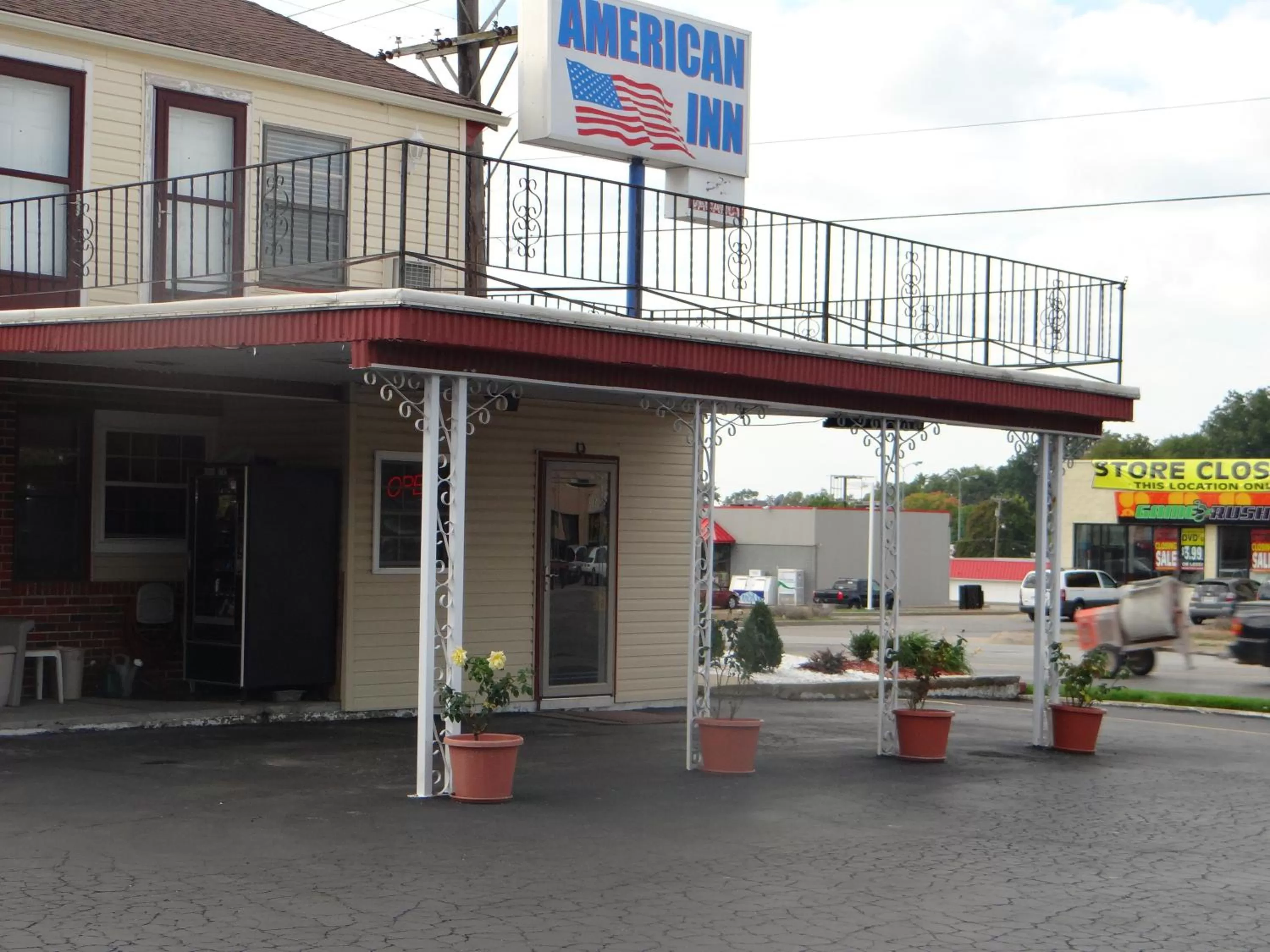 Facade/entrance in American Inn