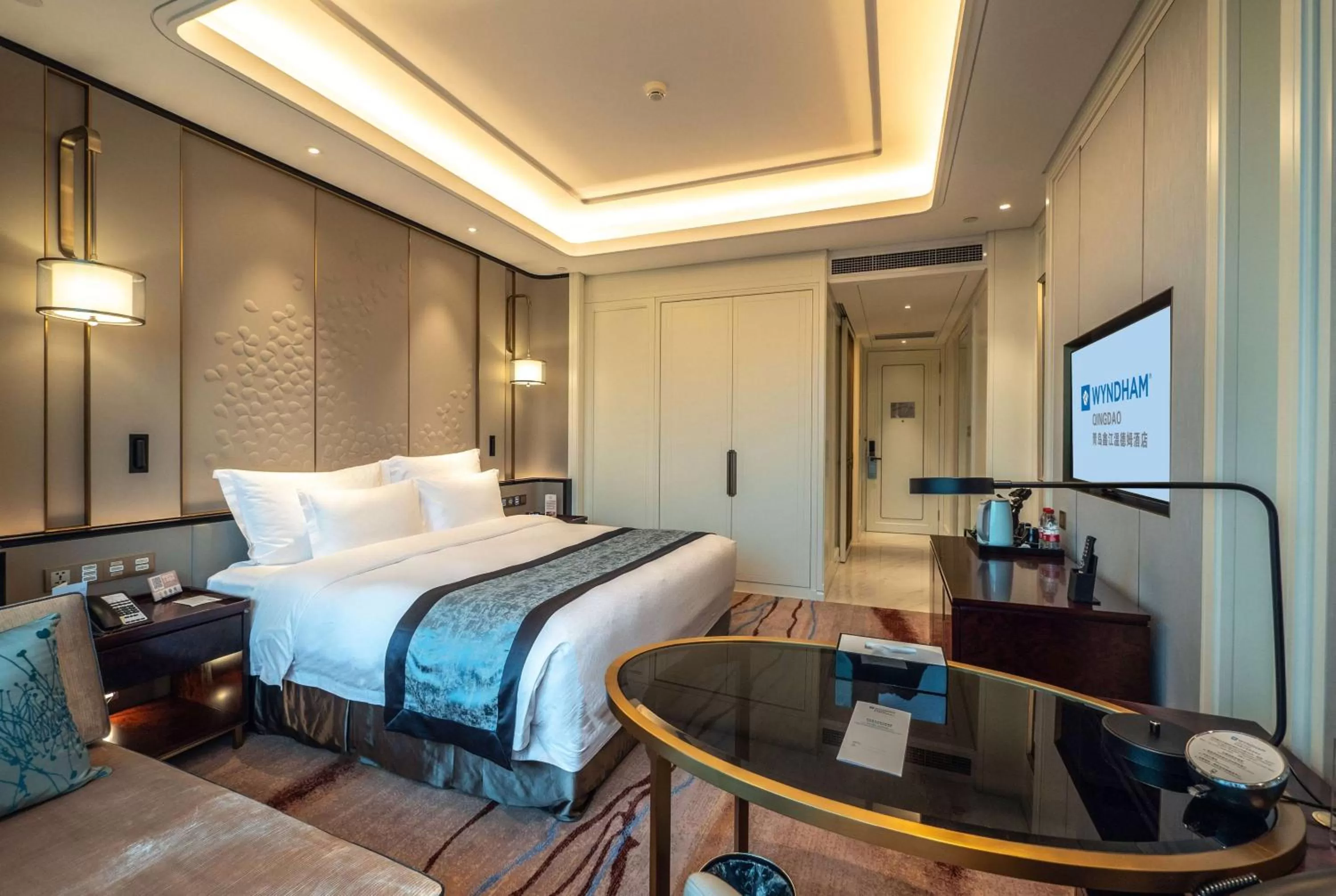 Photo of the whole room, Bed in Wyndham Qingdao l Free Fixed-Time Shuttle Service Between Hotel and Airport & North Railway Station l Outdoor Children's Amusement Park l 1-Hour Play Snooker or Table Tennis