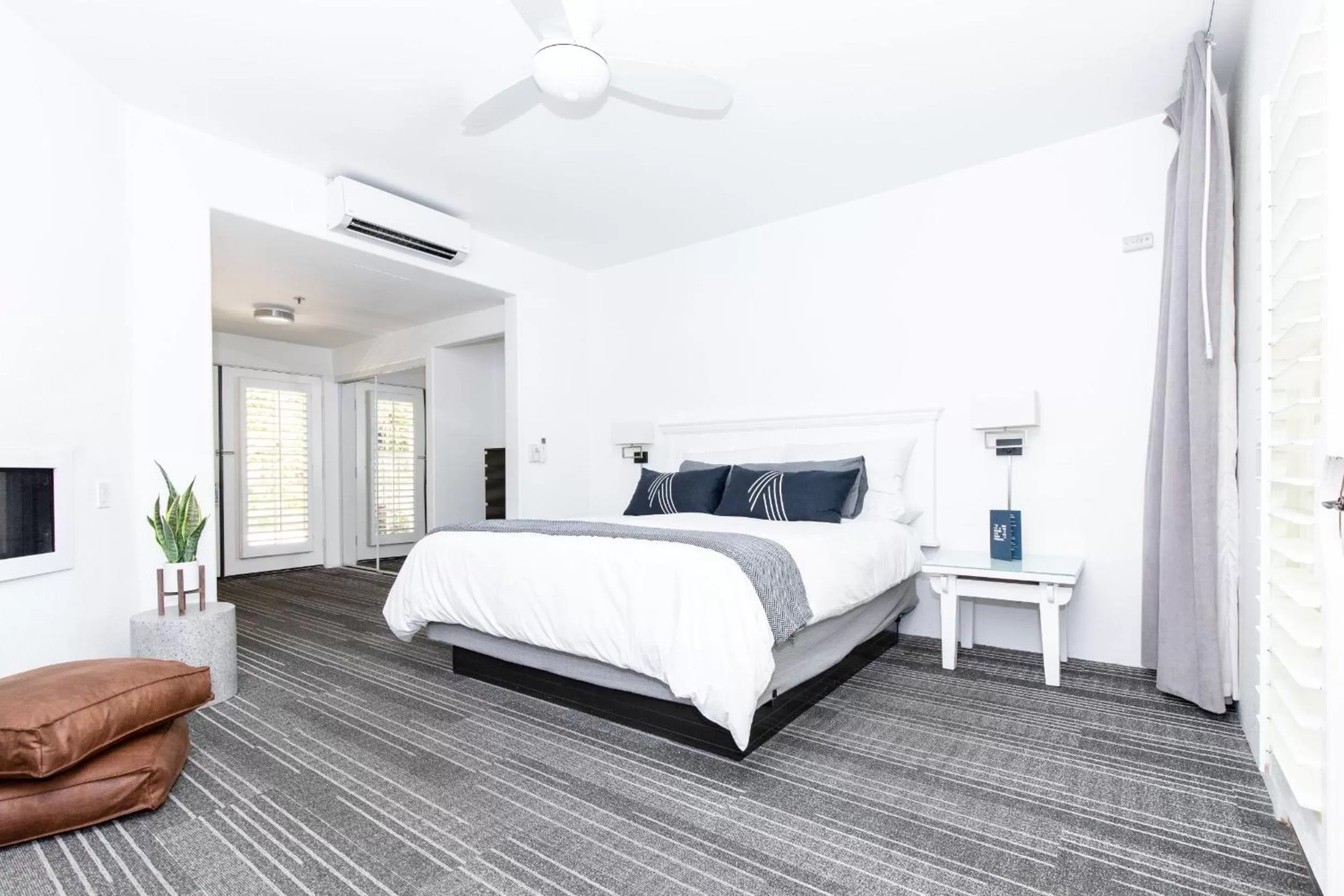 Photo of the whole room, Bed in Alcazar Palm Springs