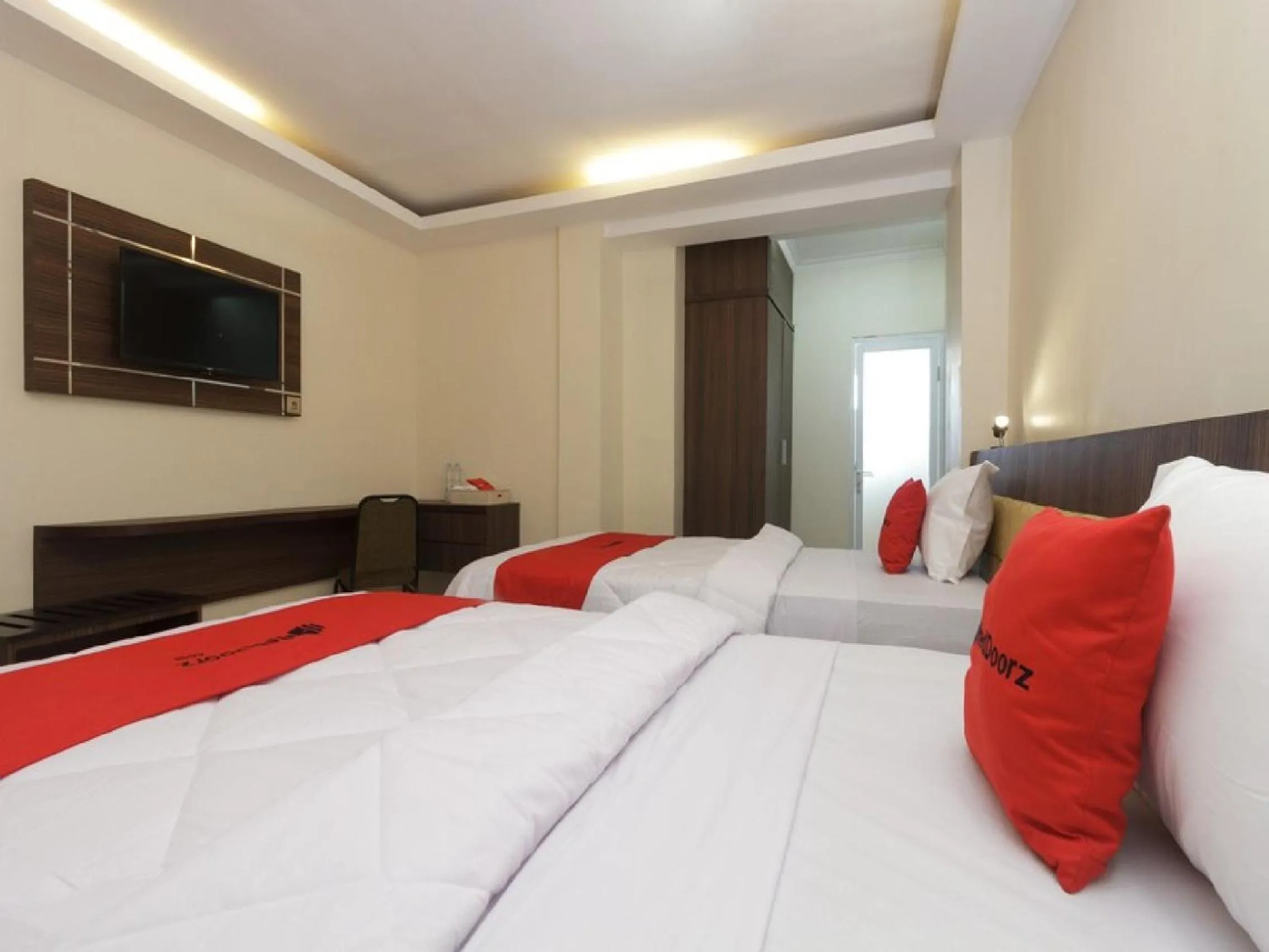 Bedroom, Bed in RedDoorz Plus at Boulevard Panakkukang Makassar