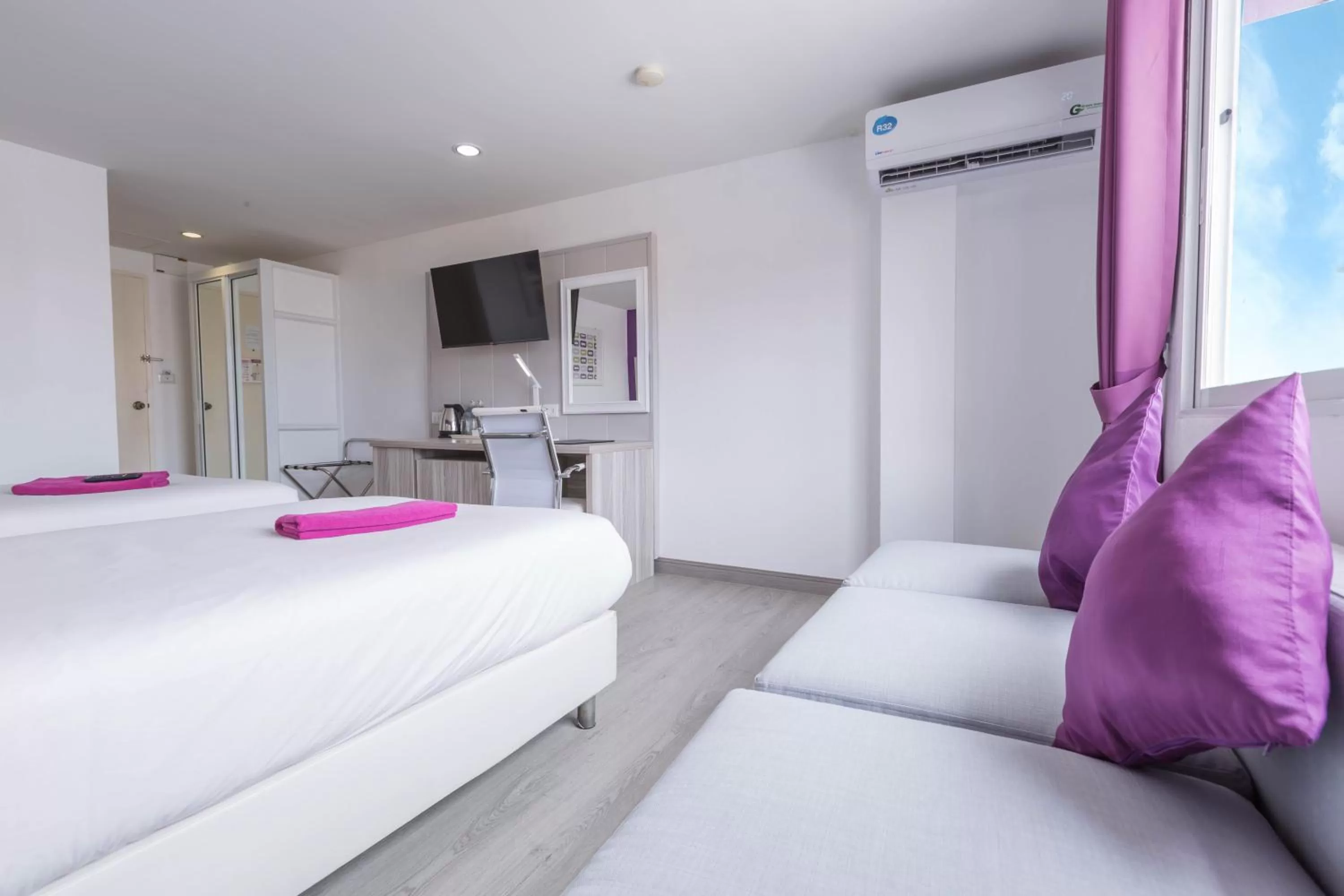 Photo of the whole room, Bed in Hotel Zing