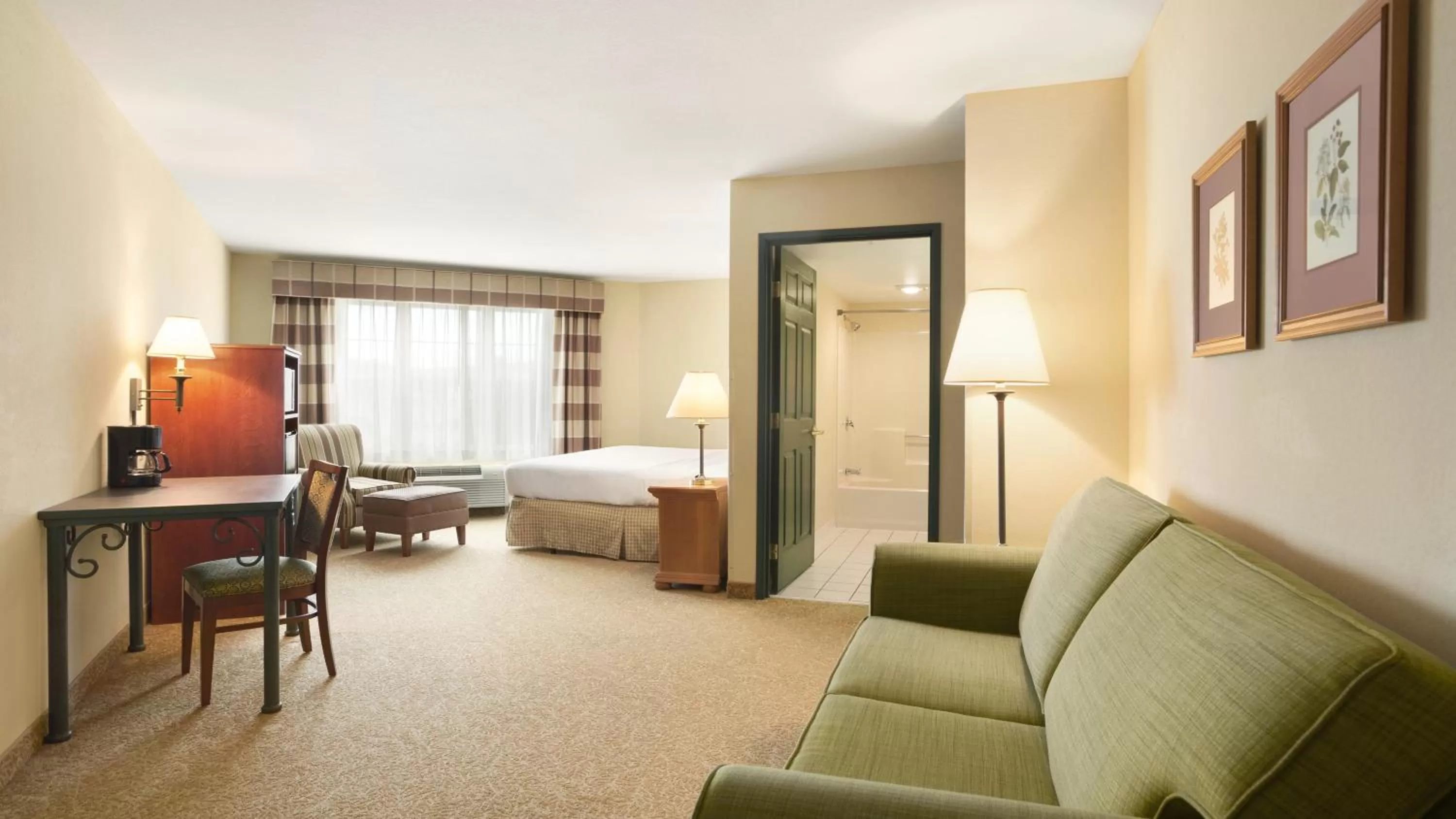Day, Bed in Country Inn & Suites by Radisson, Beckley, WV